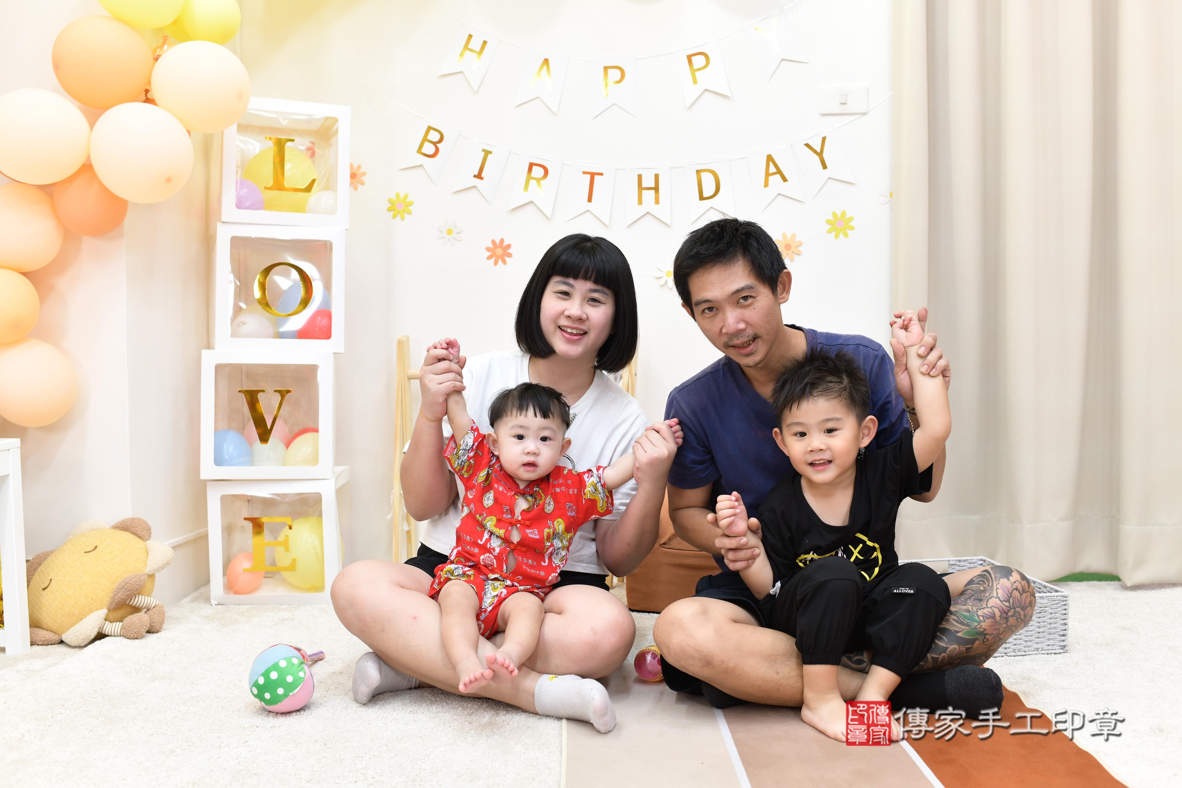 傳家手工印章高雄店、抓周、度脺、中國風會場、傳家嬰兒古禮、吉祥話、抓周道具物品24種、拍照。抓周證書。寶寶抓周、滿周歲、生日快樂、祝福 傳家手工印章高雄店、抓周、度脺、中國風會場、傳家嬰兒古禮、吉祥話、抓周道具物品24種、拍照。抓周證書。寶寶抓周、滿周歲、生日快樂、祝福