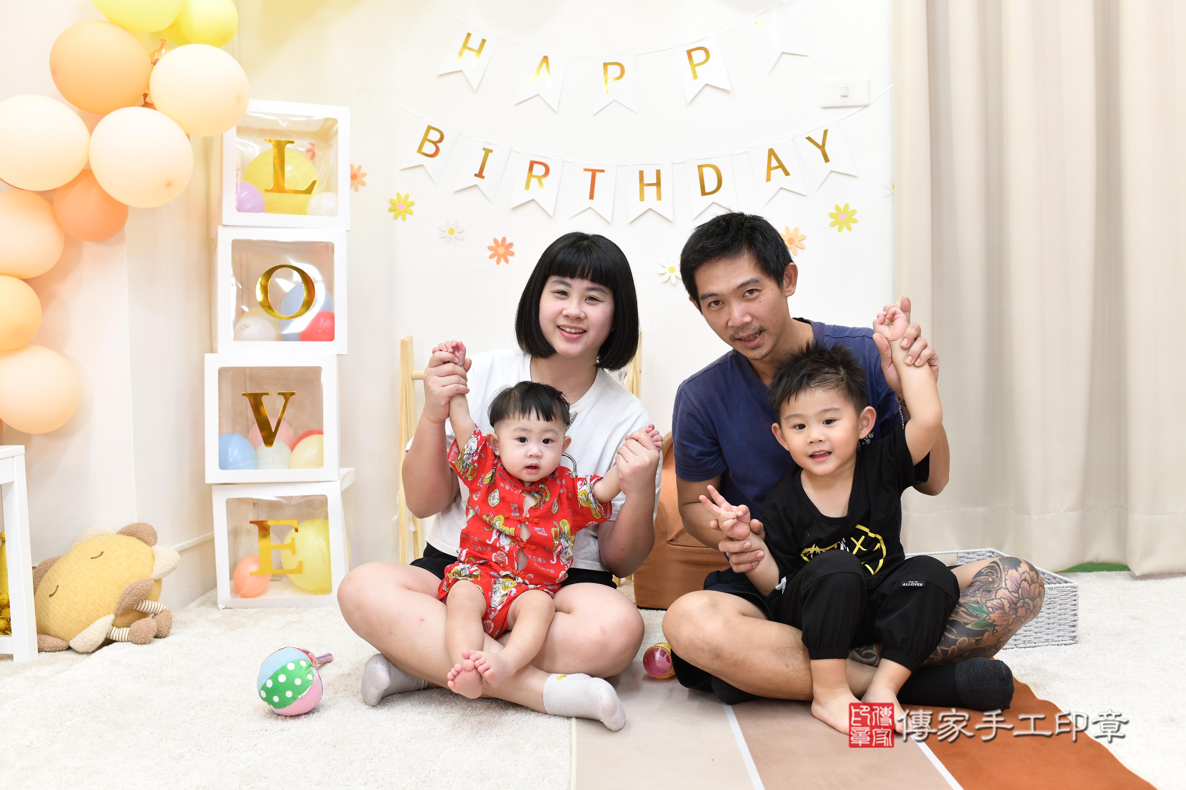 傳家手工印章高雄店、抓周、度脺、中國風會場、傳家嬰兒古禮、吉祥話、抓周道具物品24種、拍照。抓周證書。寶寶抓周、滿周歲、生日快樂、祝福 傳家手工印章高雄店、抓周、度脺、中國風會場、傳家嬰兒古禮、吉祥話、抓周道具物品24種、拍照。抓周證書。寶寶抓周、滿周歲、生日快樂、祝福