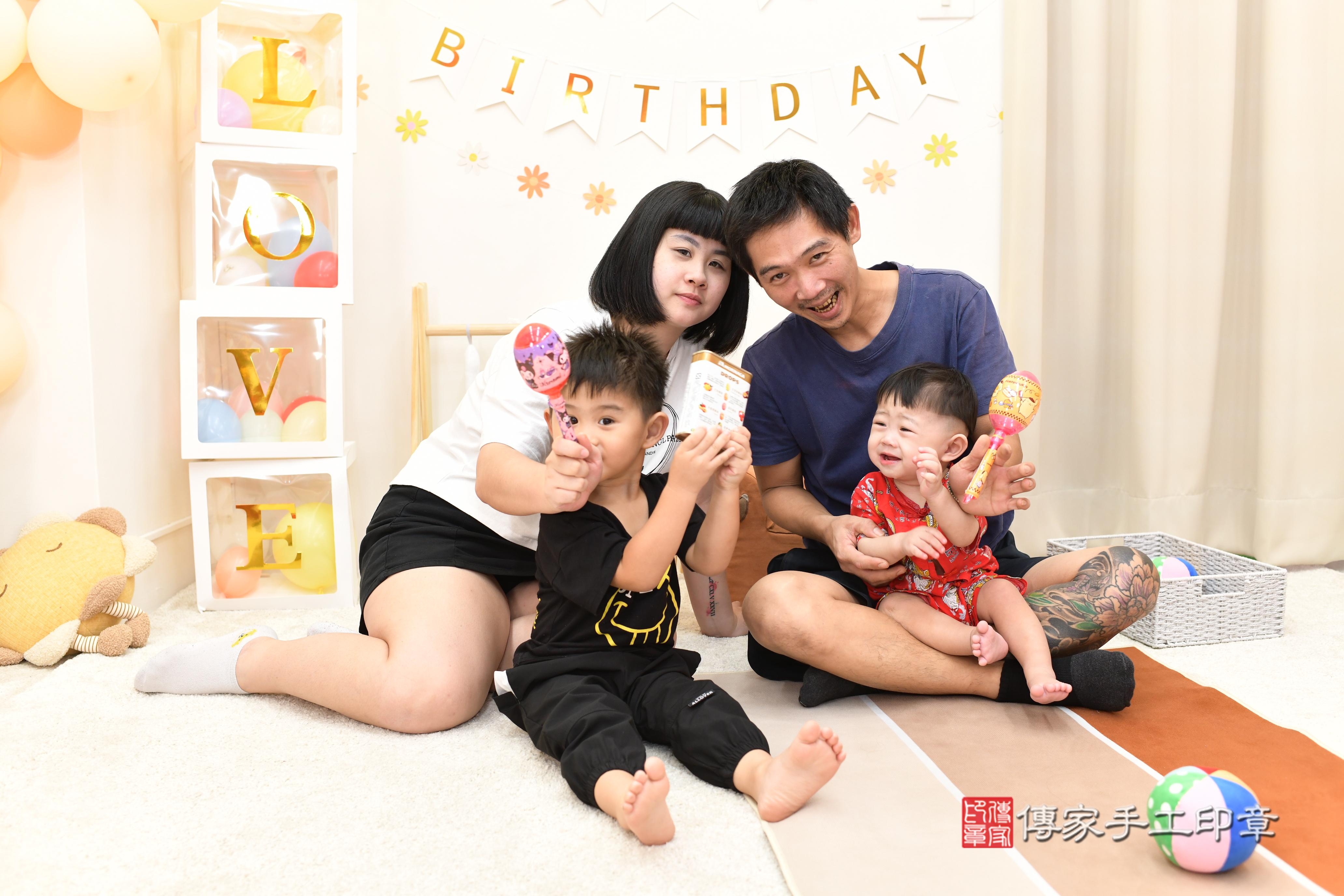 傳家手工印章高雄店、抓周、度脺、中國風會場、傳家嬰兒古禮、吉祥話、抓周道具物品24種、拍照。抓周證書。寶寶抓周、滿周歲、生日快樂、祝福 傳家手工印章高雄店、抓周、度脺、中國風會場、傳家嬰兒古禮、吉祥話、抓周道具物品24種、拍照。抓周證書。寶寶抓周、滿周歲、生日快樂、祝福