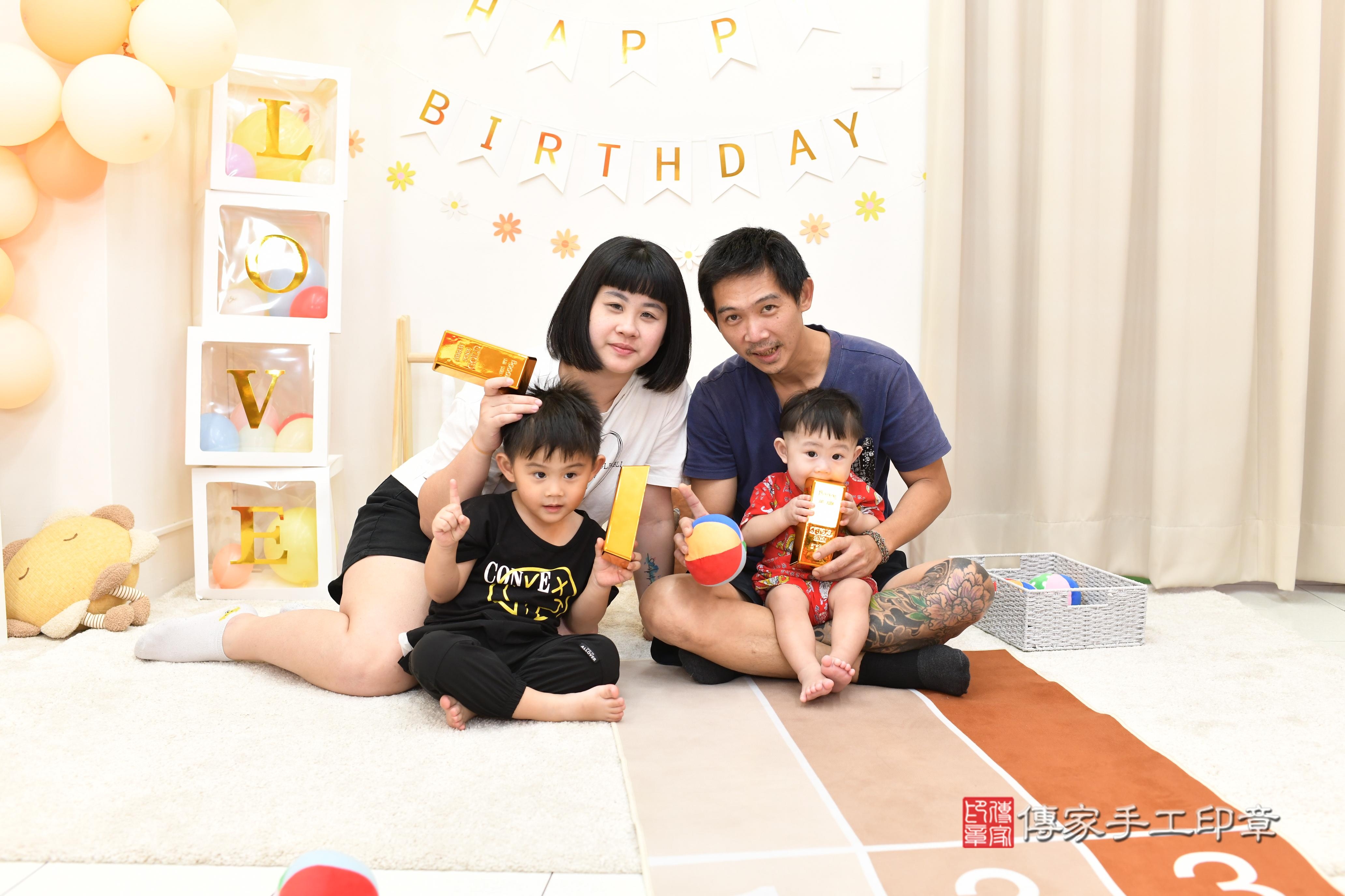 傳家手工印章高雄店、抓周、度脺、中國風會場、傳家嬰兒古禮、吉祥話、抓周道具物品24種、拍照。抓周證書。寶寶抓周、滿周歲、生日快樂、祝福 傳家手工印章高雄店、抓周、度脺、中國風會場、傳家嬰兒古禮、吉祥話、抓周道具物品24種、拍照。抓周證書。寶寶抓周、滿周歲、生日快樂、祝福