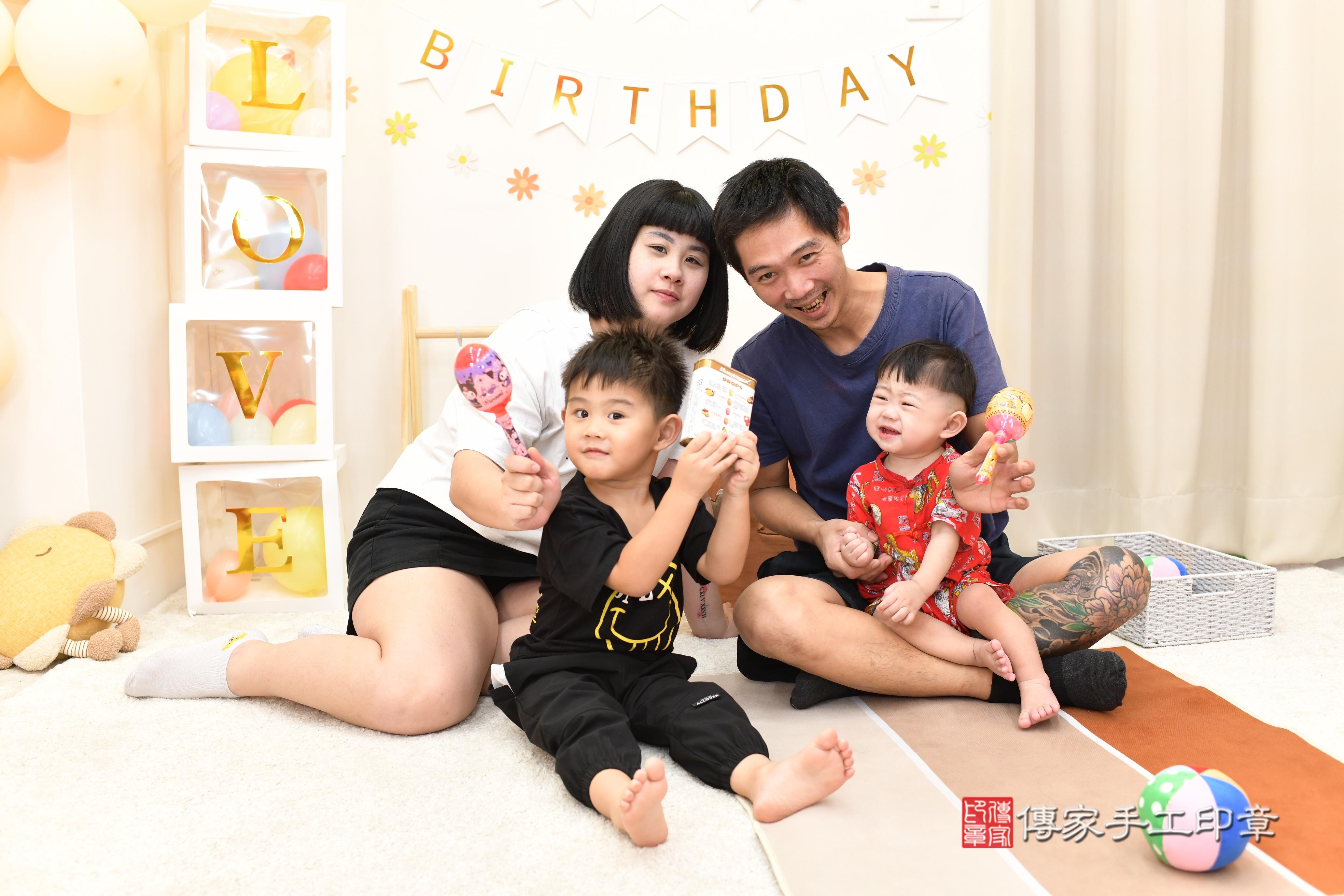 傳家手工印章高雄店、抓周、度脺、中國風會場、傳家嬰兒古禮、吉祥話、抓周道具物品24種、拍照。抓周證書。寶寶抓周、滿周歲、生日快樂、祝福 傳家手工印章高雄店、抓周、度脺、中國風會場、傳家嬰兒古禮、吉祥話、抓周道具物品24種、拍照。抓周證書。寶寶抓周、滿周歲、生日快樂、祝福