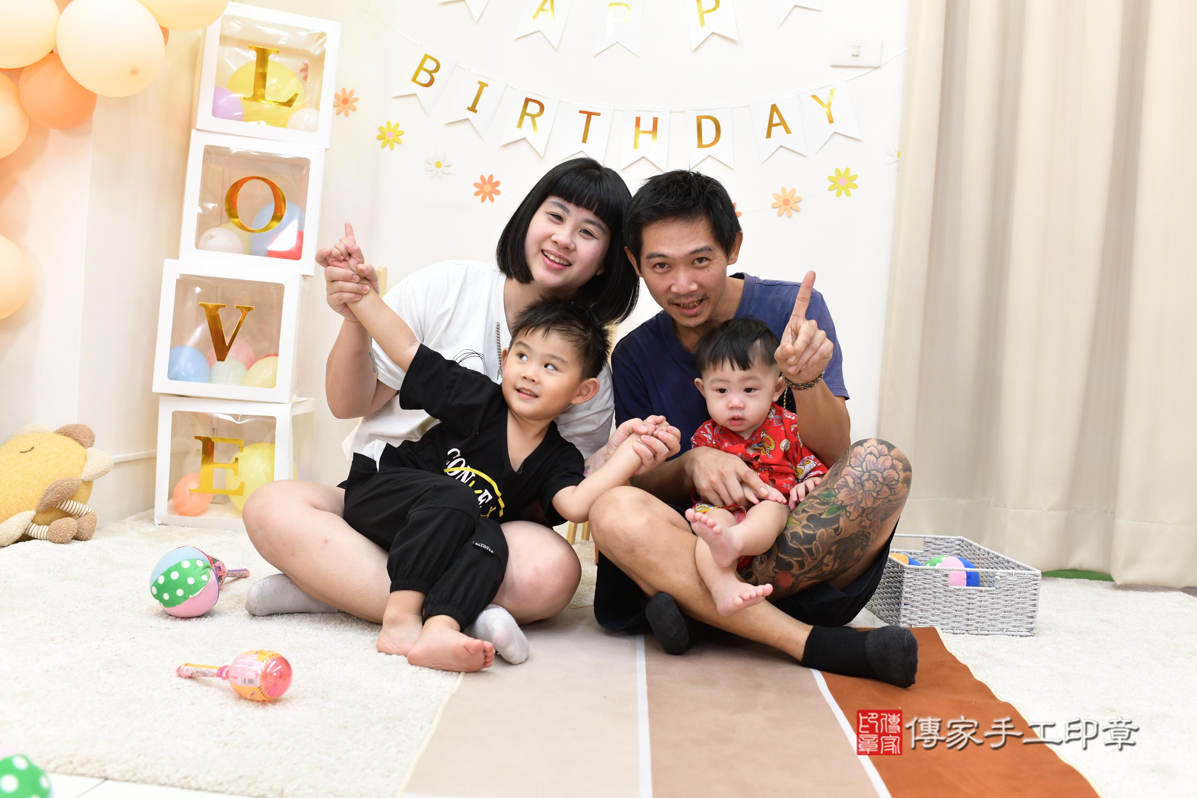 傳家手工印章高雄店、抓周、度脺、中國風會場、傳家嬰兒古禮、吉祥話、抓周道具物品24種、拍照。抓周證書。寶寶抓周、滿周歲、生日快樂、祝福 傳家手工印章高雄店、抓周、度脺、中國風會場、傳家嬰兒古禮、吉祥話、抓周道具物品24種、拍照。抓周證書。寶寶抓周、滿周歲、生日快樂、祝福