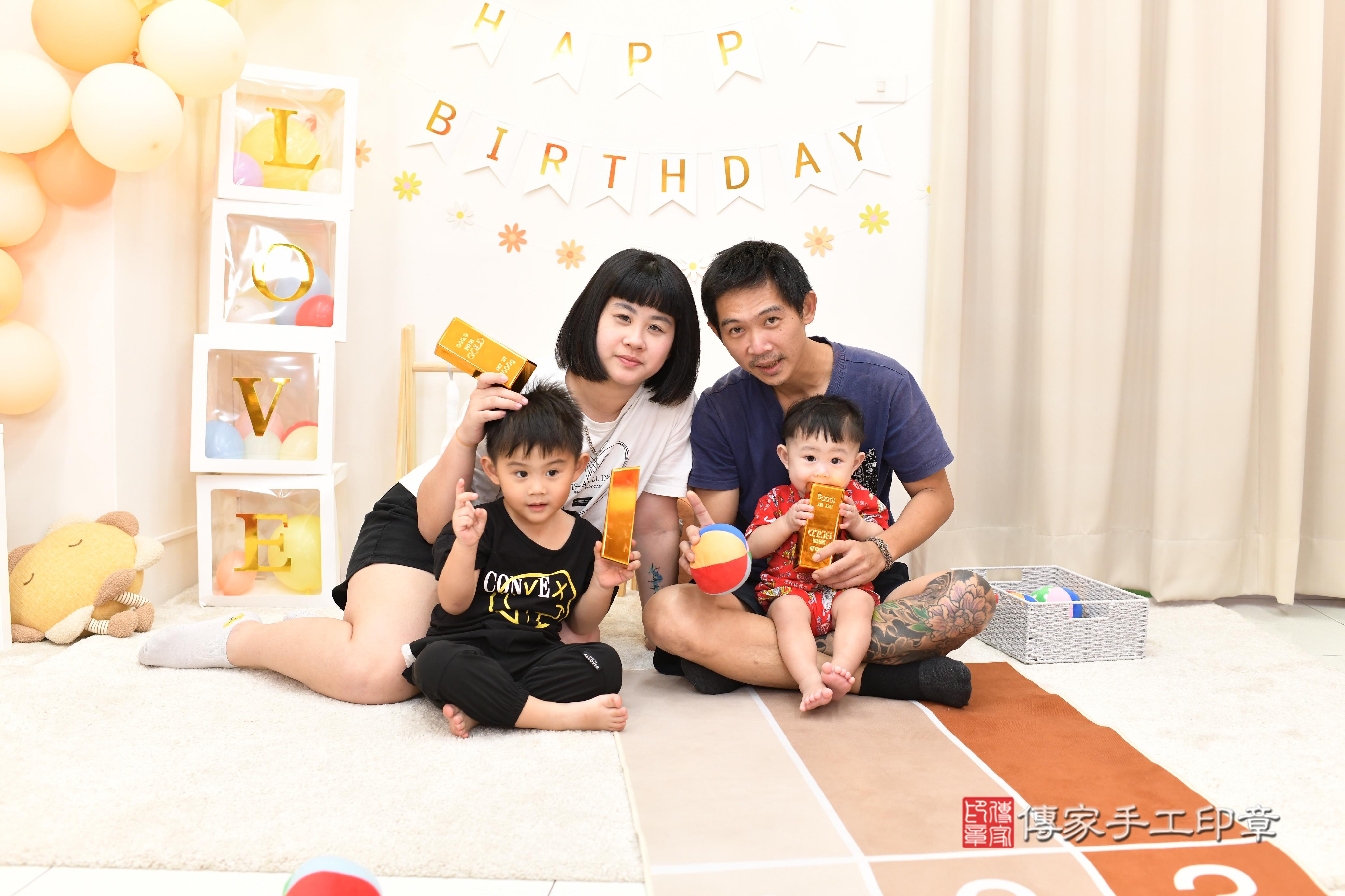 傳家手工印章高雄店、抓周、度脺、中國風會場、傳家嬰兒古禮、吉祥話、抓周道具物品24種、拍照。抓周證書。寶寶抓周、滿周歲、生日快樂、祝福 傳家手工印章高雄店、抓周、度脺、中國風會場、傳家嬰兒古禮、吉祥話、抓周道具物品24種、拍照。抓周證書。寶寶抓周、滿周歲、生日快樂、祝福