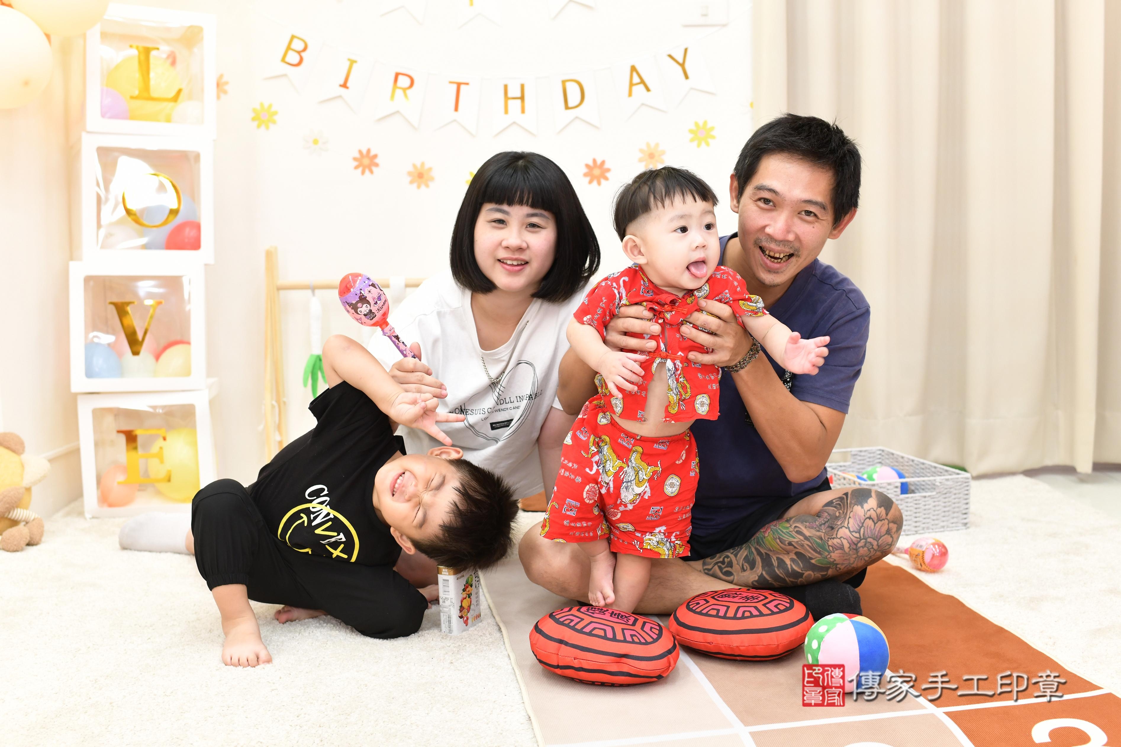 傳家手工印章高雄店、抓周、度脺、中國風會場、傳家嬰兒古禮、吉祥話、抓周道具物品24種、拍照。抓周證書。寶寶抓周、滿周歲、生日快樂、祝福 傳家手工印章高雄店、抓周、度脺、中國風會場、傳家嬰兒古禮、吉祥話、抓周道具物品24種、拍照。抓周證書。寶寶抓周、滿周歲、生日快樂、祝福