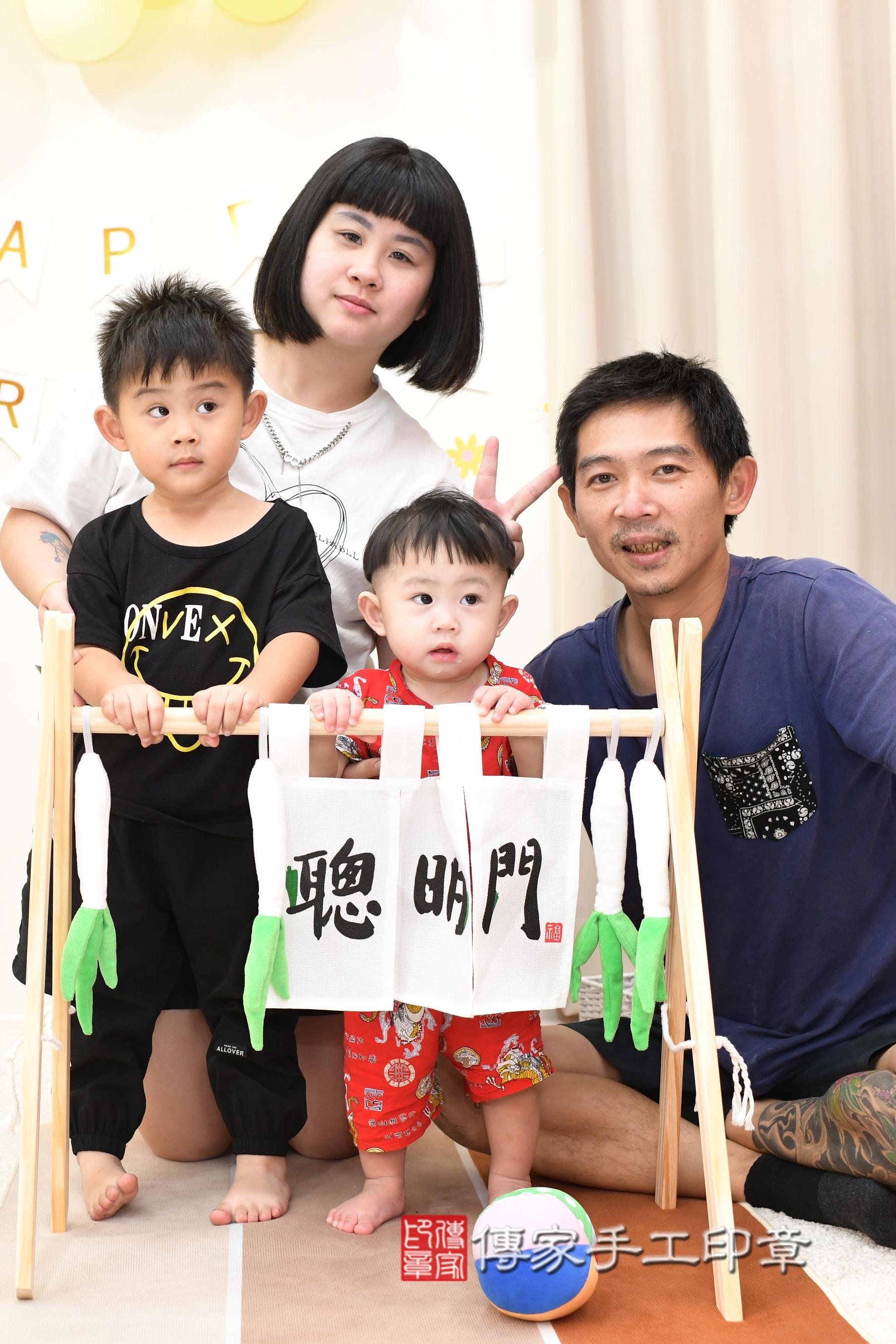 傳家手工印章高雄店、抓周、度脺、中國風會場、傳家嬰兒古禮、吉祥話、抓周道具物品24種、拍照。抓周證書。寶寶抓周、滿周歲、生日快樂、祝福 傳家手工印章高雄店、抓周、度脺、中國風會場、傳家嬰兒古禮、吉祥話、抓周道具物品24種、拍照。抓周證書。寶寶抓周、滿周歲、生日快樂、祝福