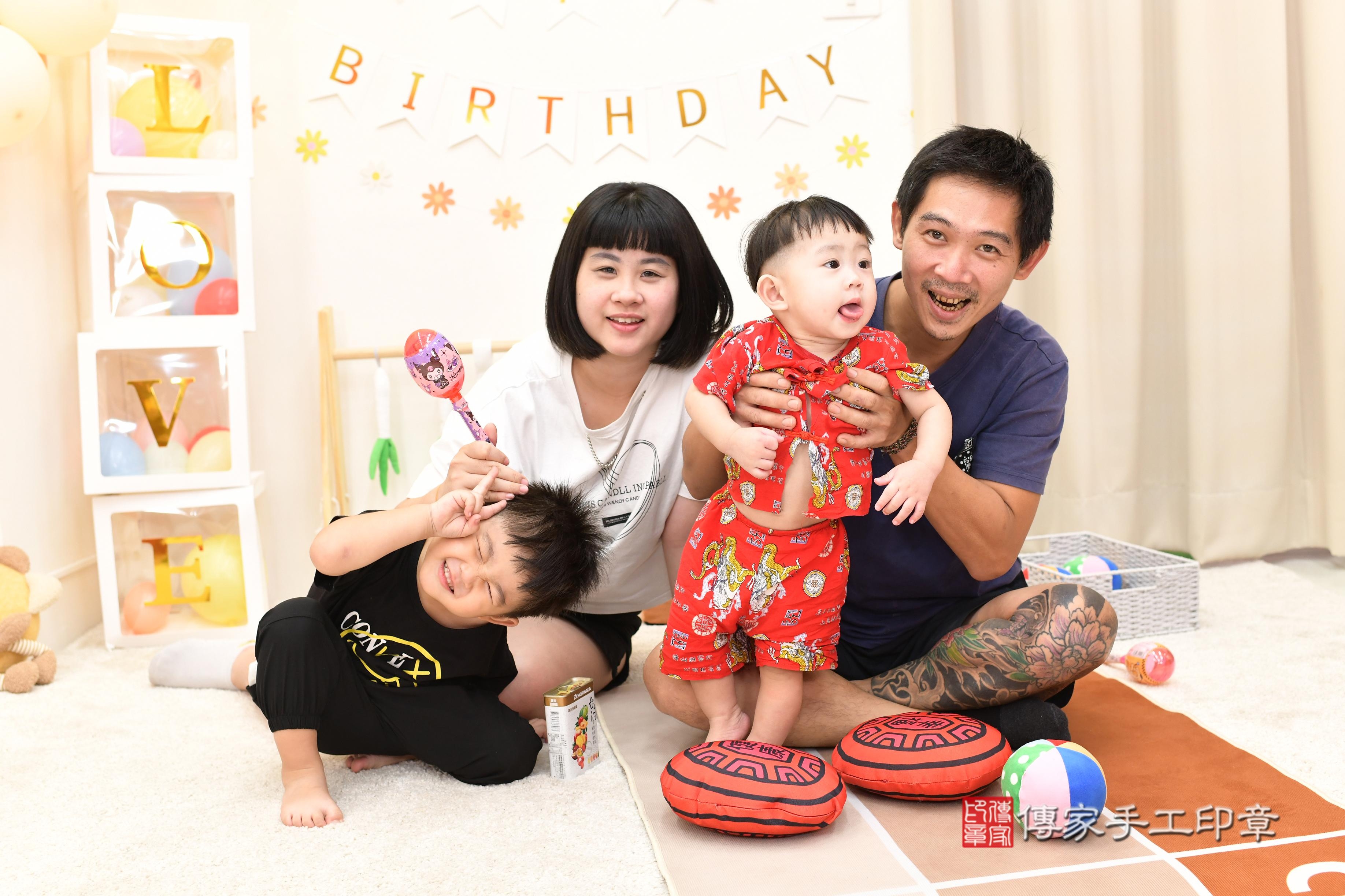 傳家手工印章高雄店、抓周、度脺、中國風會場、傳家嬰兒古禮、吉祥話、抓周道具物品24種、拍照。抓周證書。寶寶抓周、滿周歲、生日快樂、祝福 傳家手工印章高雄店、抓周、度脺、中國風會場、傳家嬰兒古禮、吉祥話、抓周道具物品24種、拍照。抓周證書。寶寶抓周、滿周歲、生日快樂、祝福