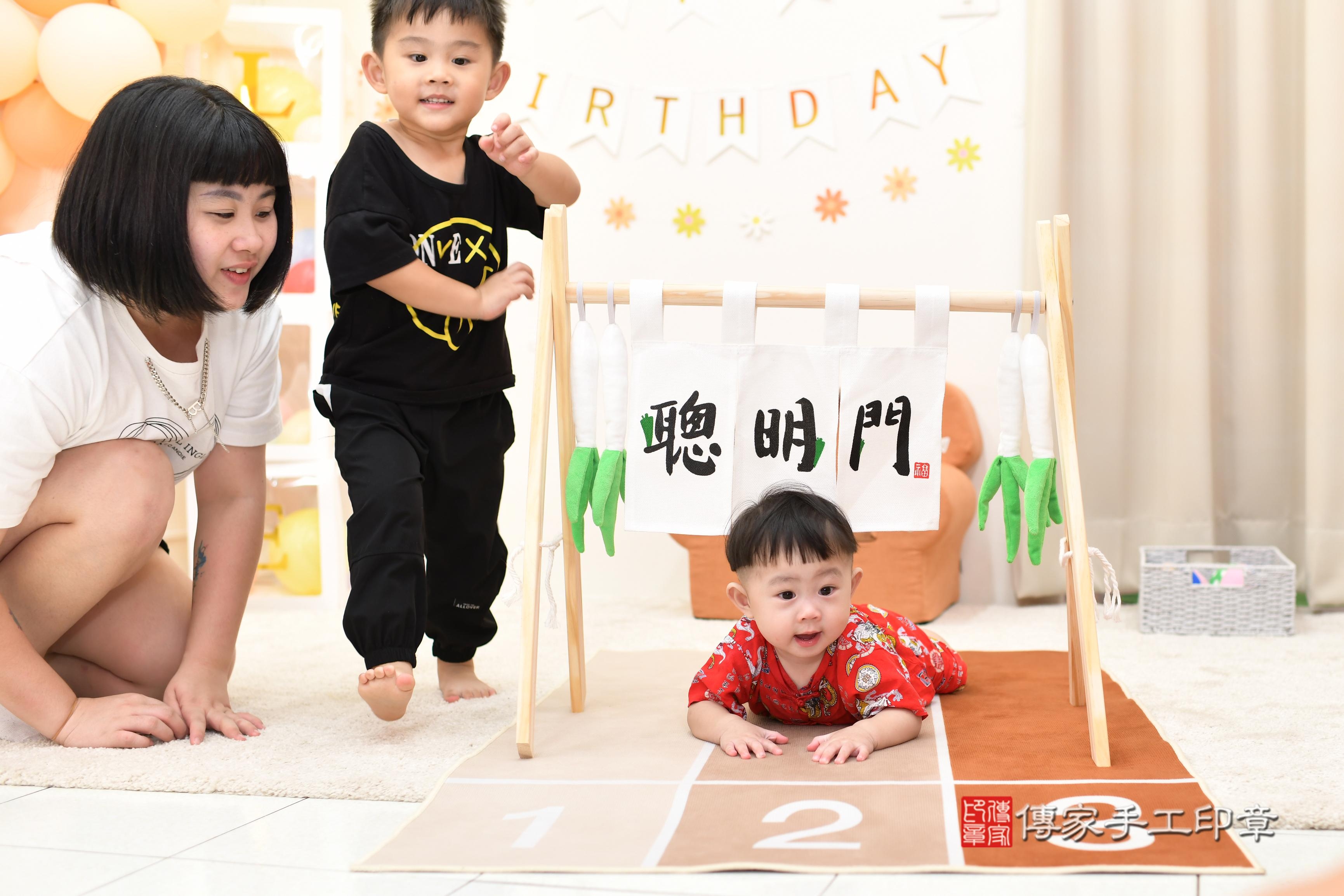 傳家手工印章高雄店、抓周、度脺、中國風會場、傳家嬰兒古禮、吉祥話、抓周道具物品24種、拍照。抓周證書。寶寶抓周、滿周歲、生日快樂、祝福 傳家手工印章高雄店、抓周、度脺、中國風會場、傳家嬰兒古禮、吉祥話、抓周道具物品24種、拍照。抓周證書。寶寶抓周、滿周歲、生日快樂、祝福