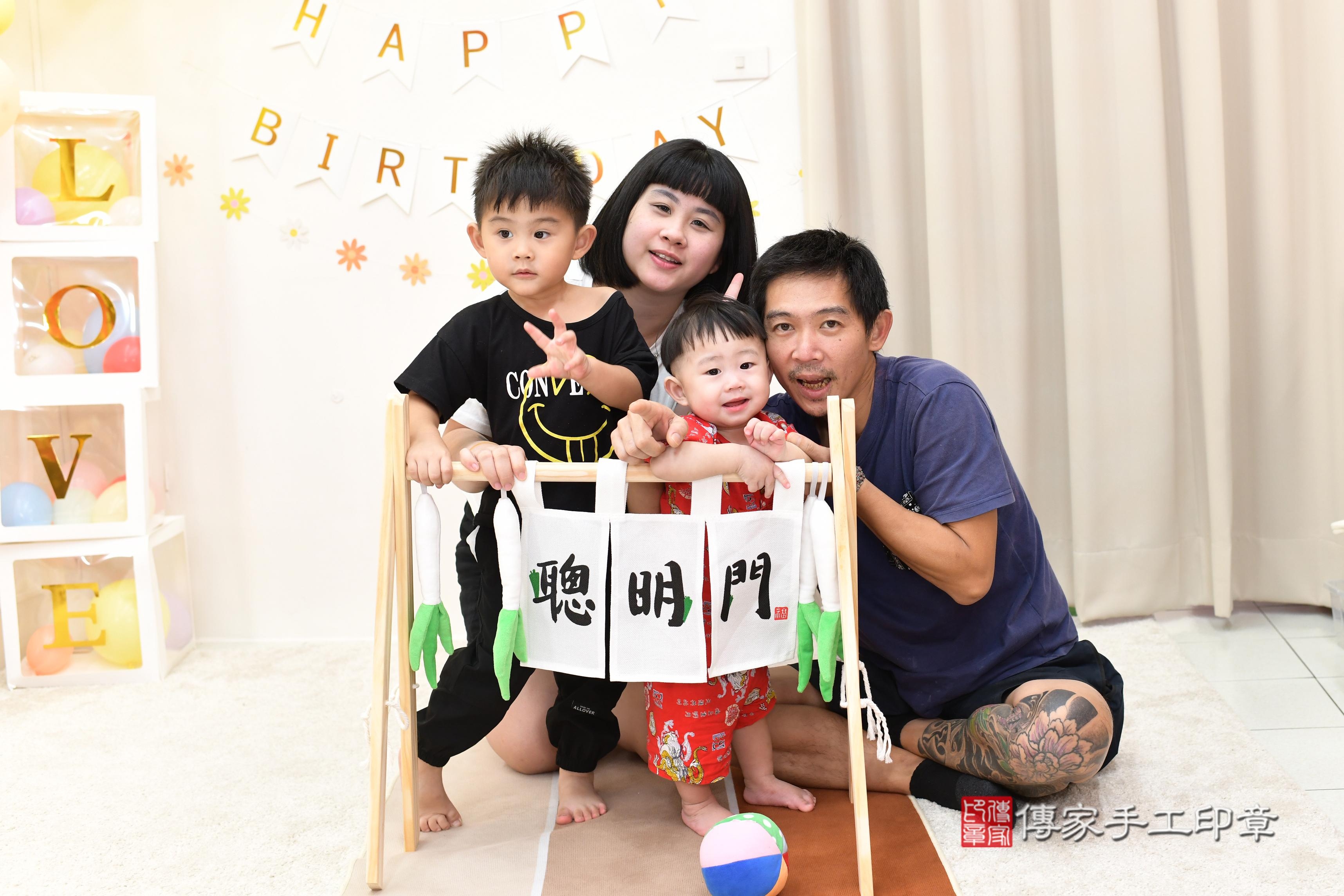 傳家手工印章高雄店、抓周、度脺、中國風會場、傳家嬰兒古禮、吉祥話、抓周道具物品24種、拍照。抓周證書。寶寶抓周、滿周歲、生日快樂、祝福 傳家手工印章高雄店、抓周、度脺、中國風會場、傳家嬰兒古禮、吉祥話、抓周道具物品24種、拍照。抓周證書。寶寶抓周、滿周歲、生日快樂、祝福