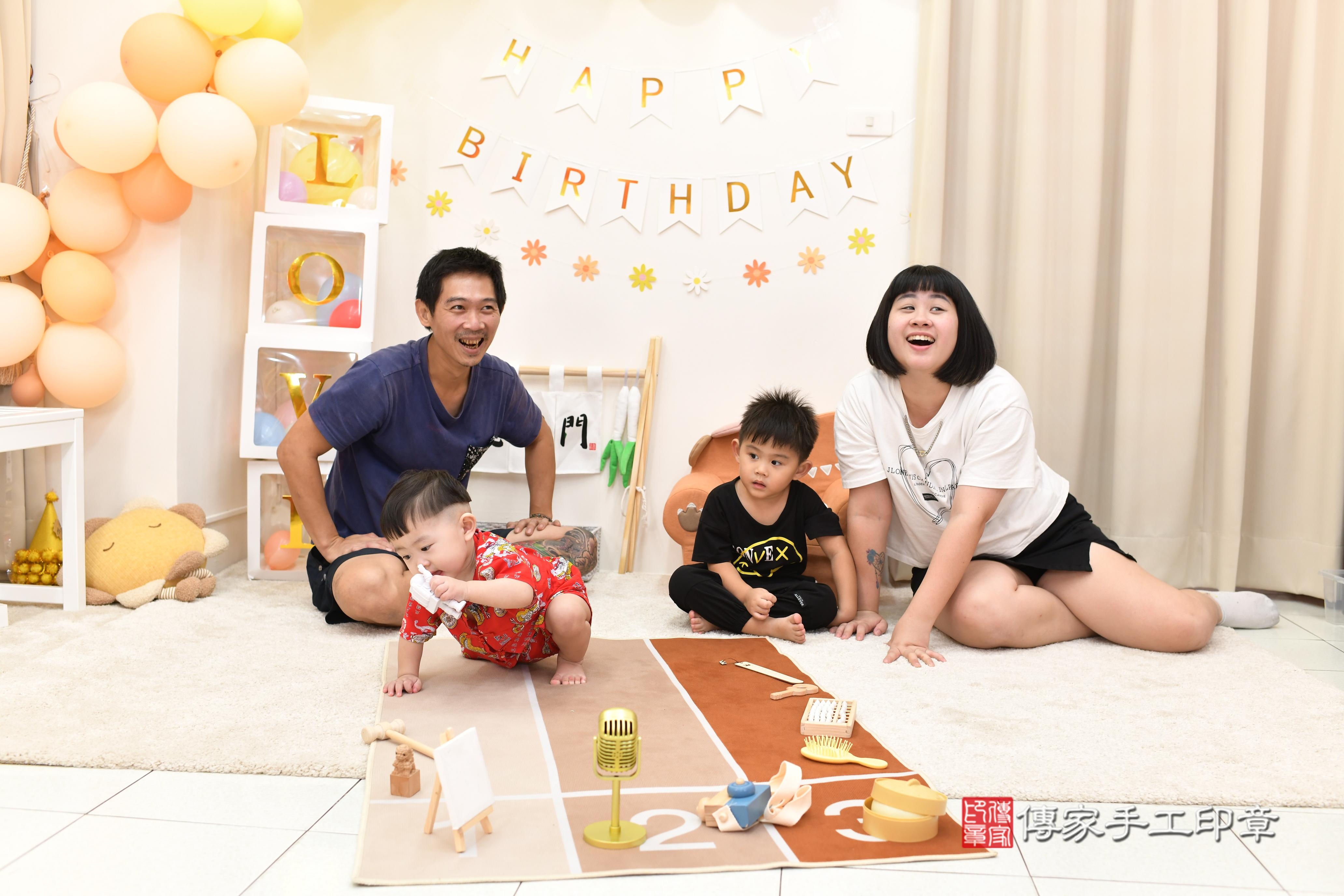 傳家手工印章高雄店、抓周、度脺、中國風會場、傳家嬰兒古禮、吉祥話、抓周道具物品24種、拍照。抓周證書。寶寶抓周、滿周歲、生日快樂、祝福 傳家手工印章高雄店、抓周、度脺、中國風會場、傳家嬰兒古禮、吉祥話、抓周道具物品24種、拍照。抓周證書。寶寶抓周、滿周歲、生日快樂、祝福