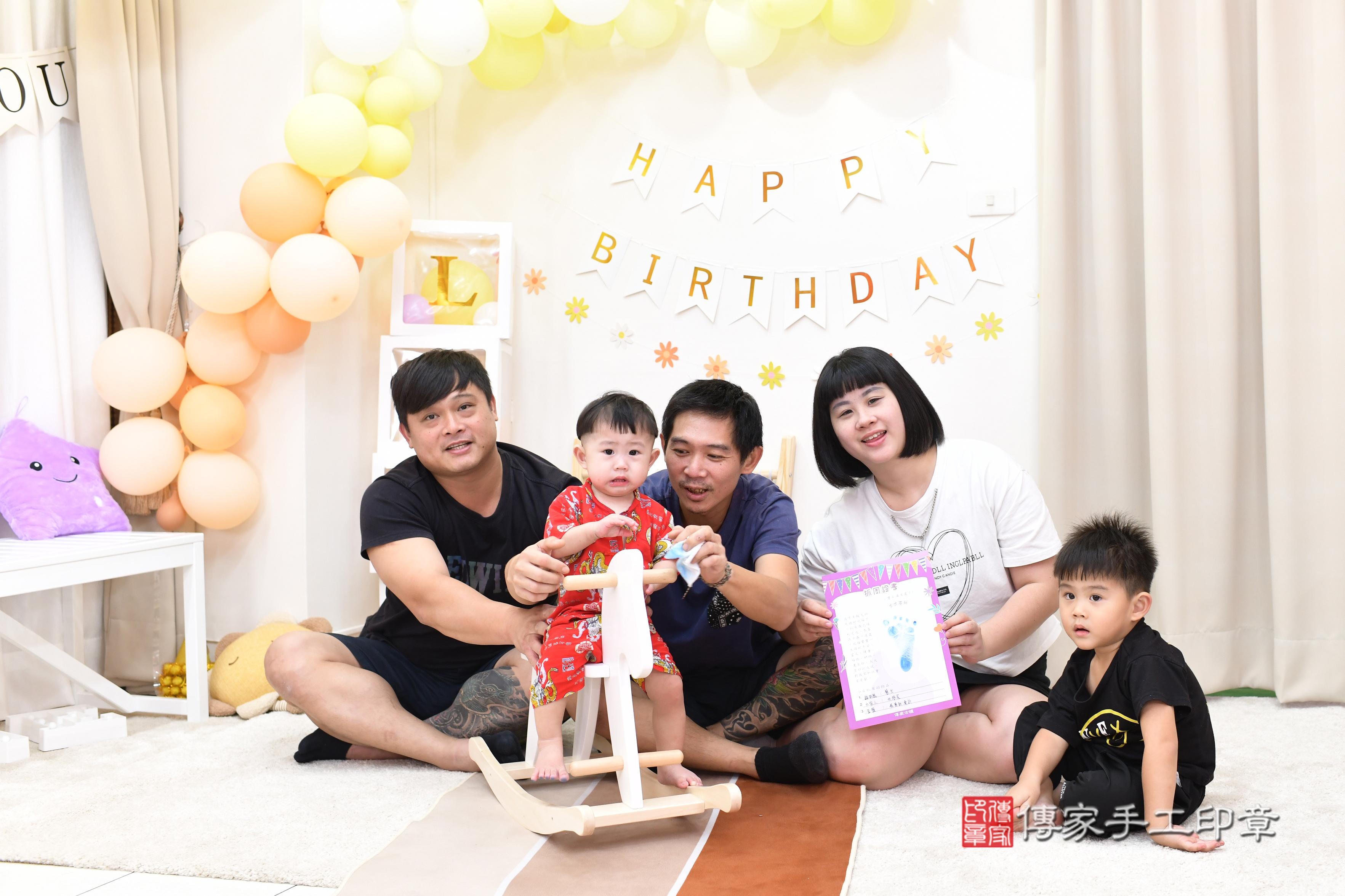 傳家手工印章高雄店、抓周、度脺、中國風會場、傳家嬰兒古禮、吉祥話、抓周道具物品24種、拍照。抓周證書。寶寶抓周、滿周歲、生日快樂、祝福 傳家手工印章高雄店、抓周、度脺、中國風會場、傳家嬰兒古禮、吉祥話、抓周道具物品24種、拍照。抓周證書。寶寶抓周、滿周歲、生日快樂、祝福