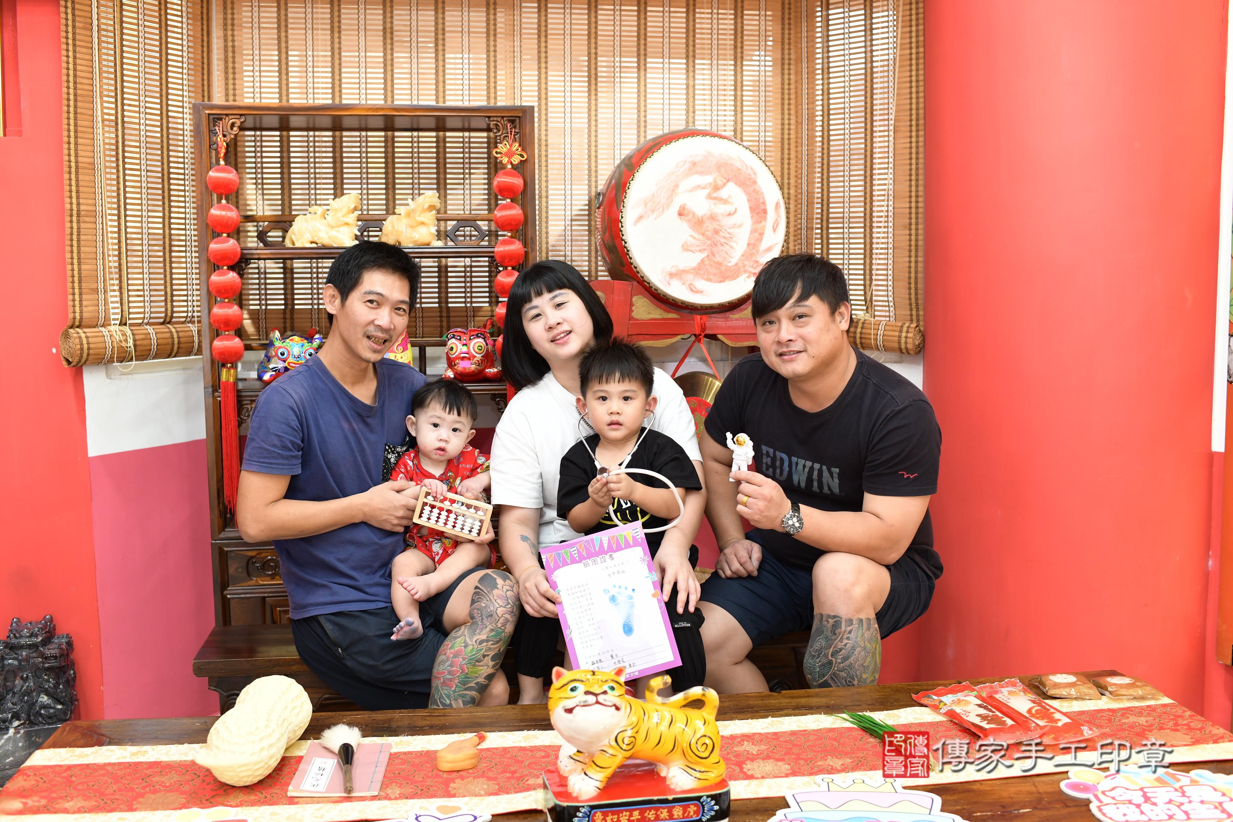 傳家手工印章高雄店、抓周、度脺、中國風會場、傳家嬰兒古禮、吉祥話、抓周道具物品24種、拍照。抓周證書。寶寶抓周、滿周歲、生日快樂、祝福 傳家手工印章高雄店、抓周、度脺、中國風會場、傳家嬰兒古禮、吉祥話、抓周道具物品24種、拍照。抓周證書。寶寶抓周、滿周歲、生日快樂、祝福