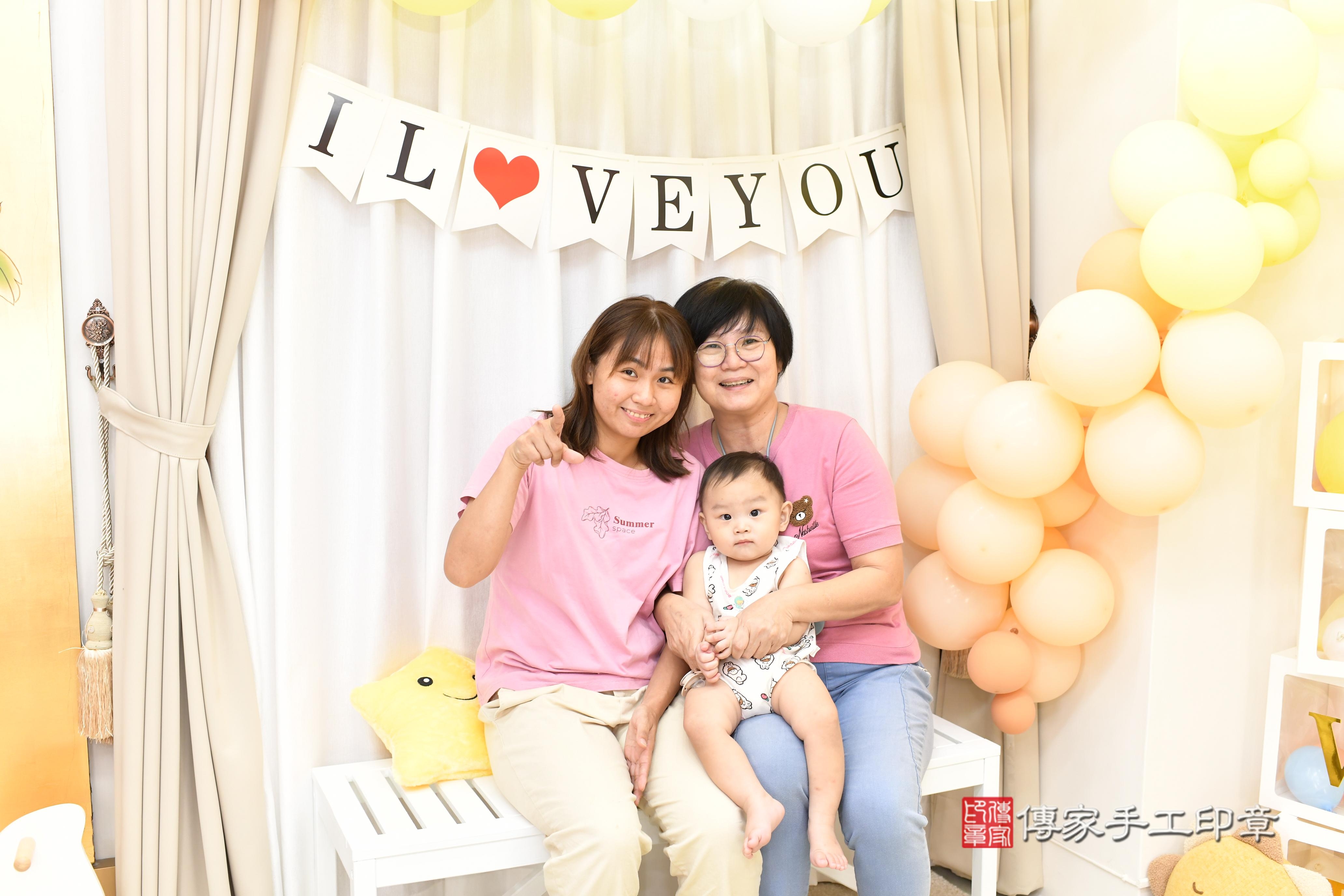 傳家手工印章高雄店、抓周、度脺、中國風會場、傳家嬰兒古禮、吉祥話、抓周道具物品24種、拍照。抓周證書。寶寶抓周、滿周歲、生日快樂、祝福