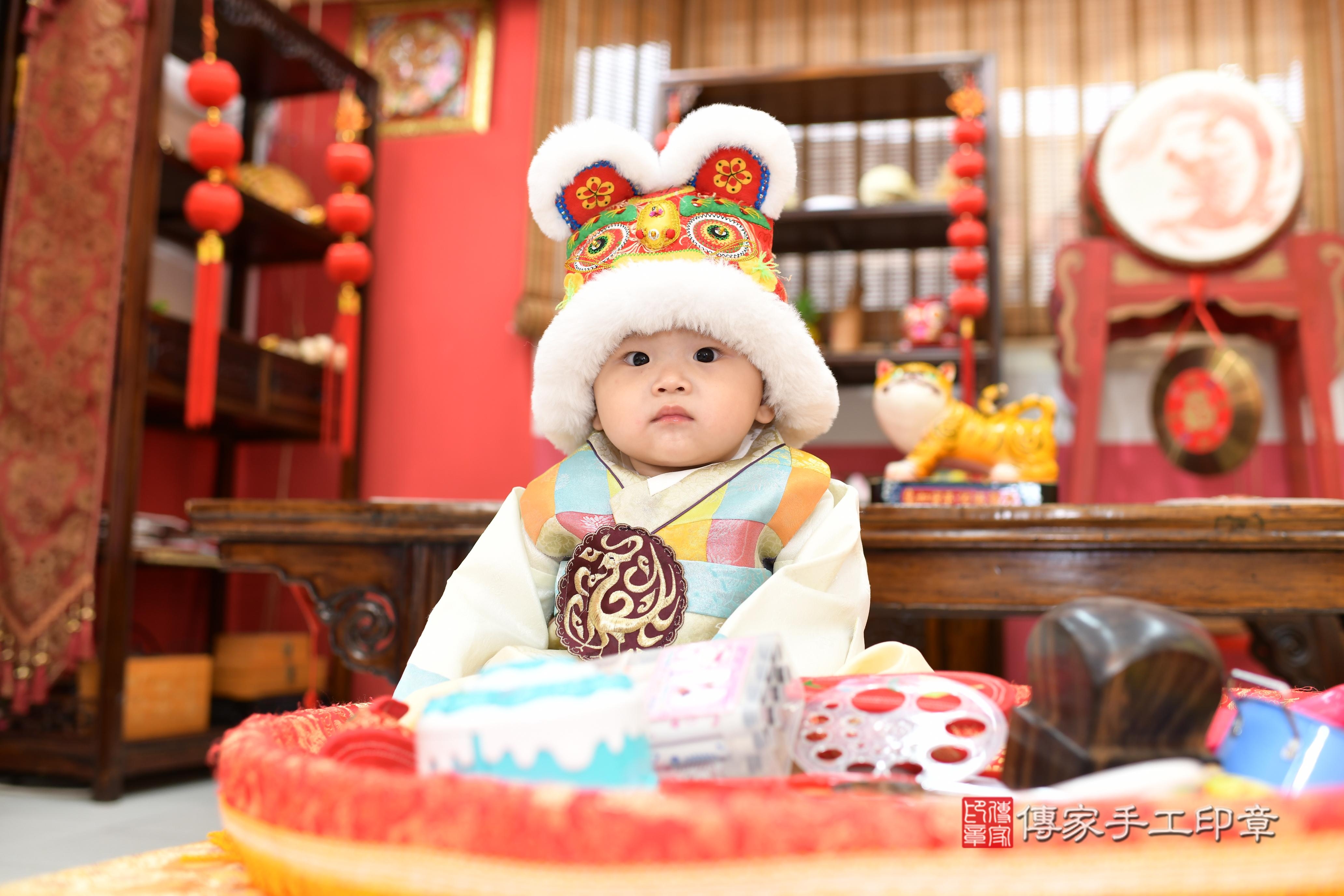 傳家手工印章高雄店、抓周、度脺、中國風會場、傳家嬰兒古禮、吉祥話、抓周道具物品24種、拍照。抓周證書。寶寶抓周、滿周歲、生日快樂、祝福