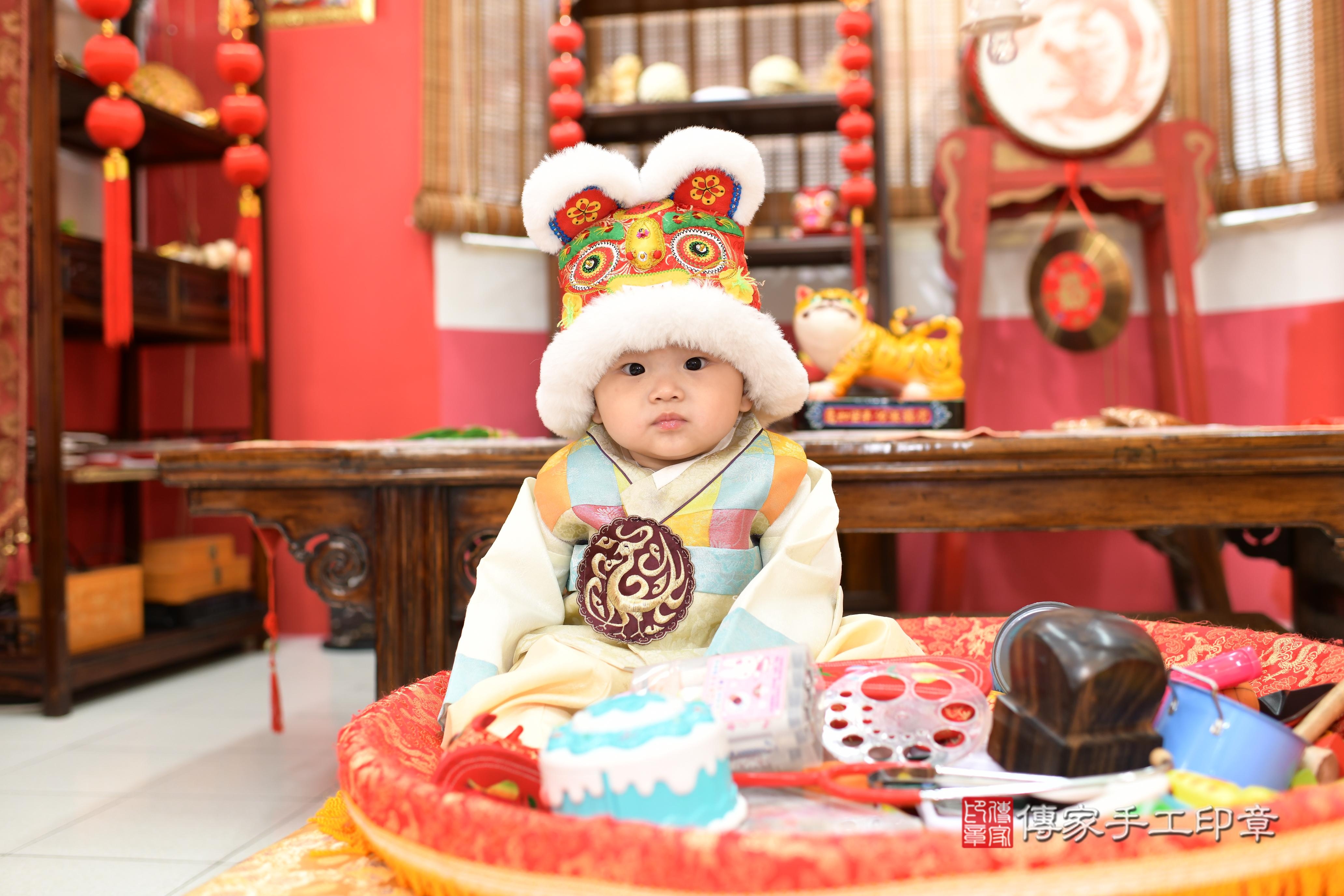 傳家手工印章高雄店、抓周、度脺、中國風會場、傳家嬰兒古禮、吉祥話、抓周道具物品24種、拍照。抓周證書。寶寶抓周、滿周歲、生日快樂、祝福