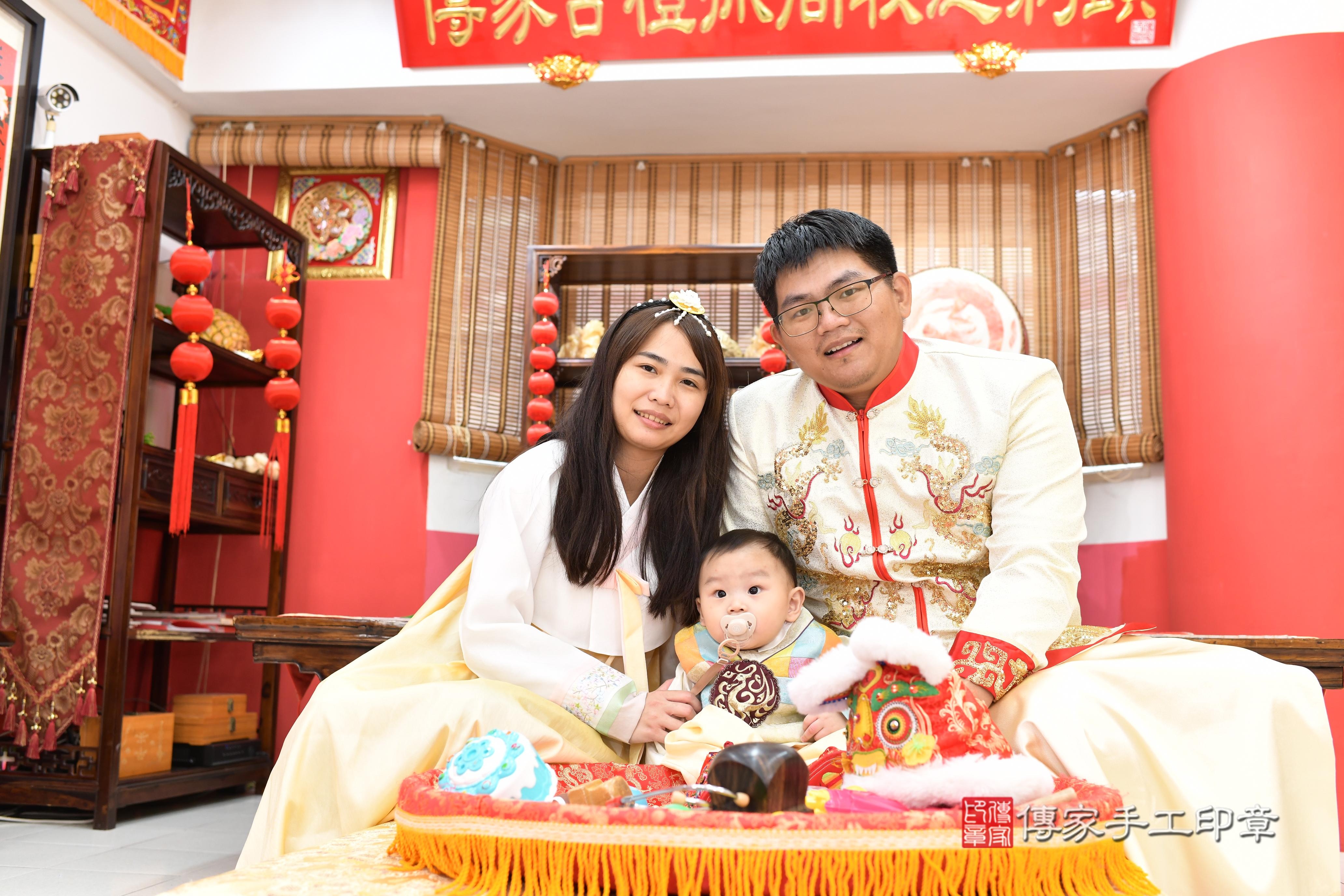 傳家手工印章高雄店、抓周、度脺、中國風會場、傳家嬰兒古禮、吉祥話、抓周道具物品24種、拍照。抓周證書。寶寶抓周、滿周歲、生日快樂、祝福