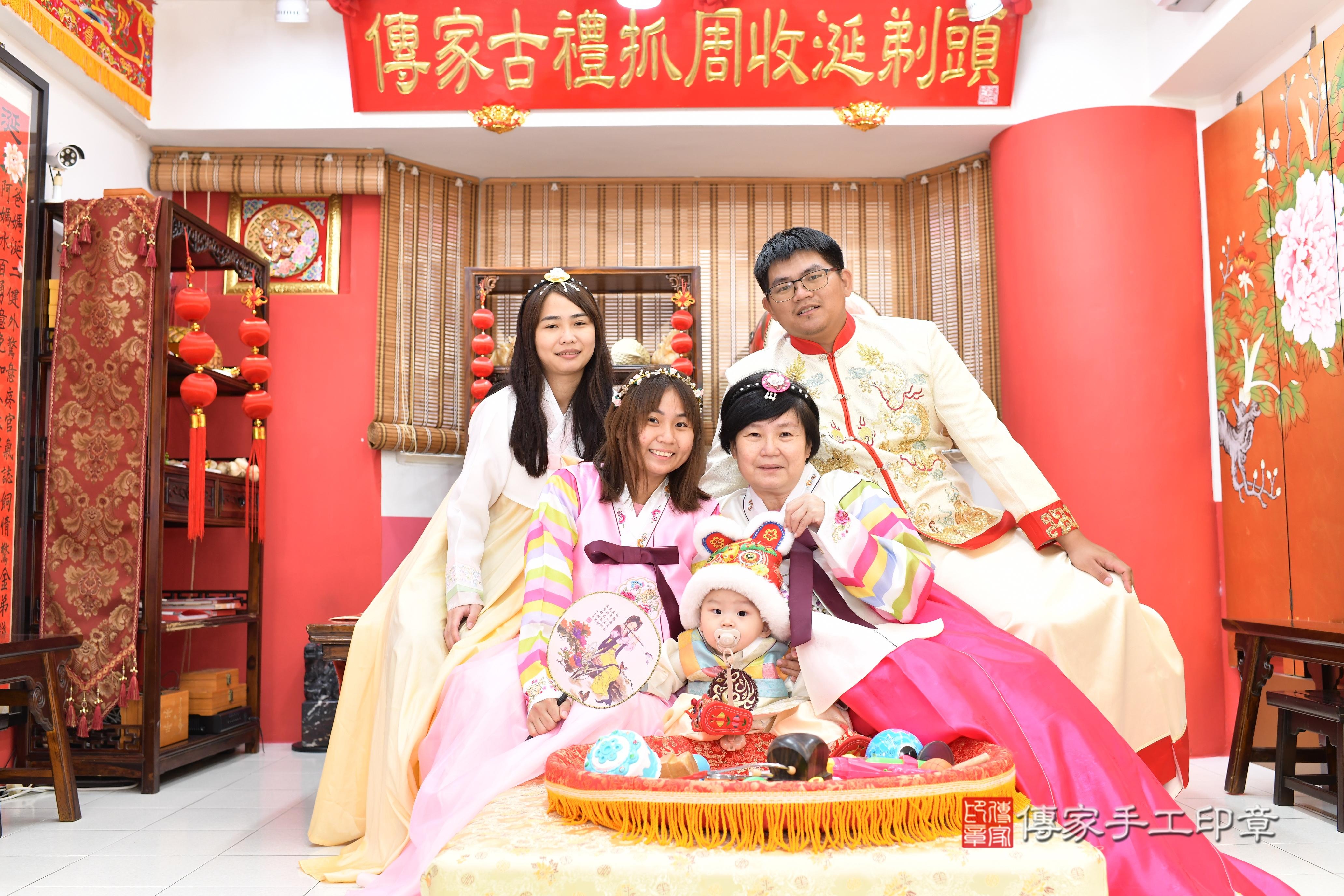 傳家手工印章高雄店、抓周、度脺、中國風會場、傳家嬰兒古禮、吉祥話、抓周道具物品24種、拍照。抓周證書。寶寶抓周、滿周歲、生日快樂、祝福