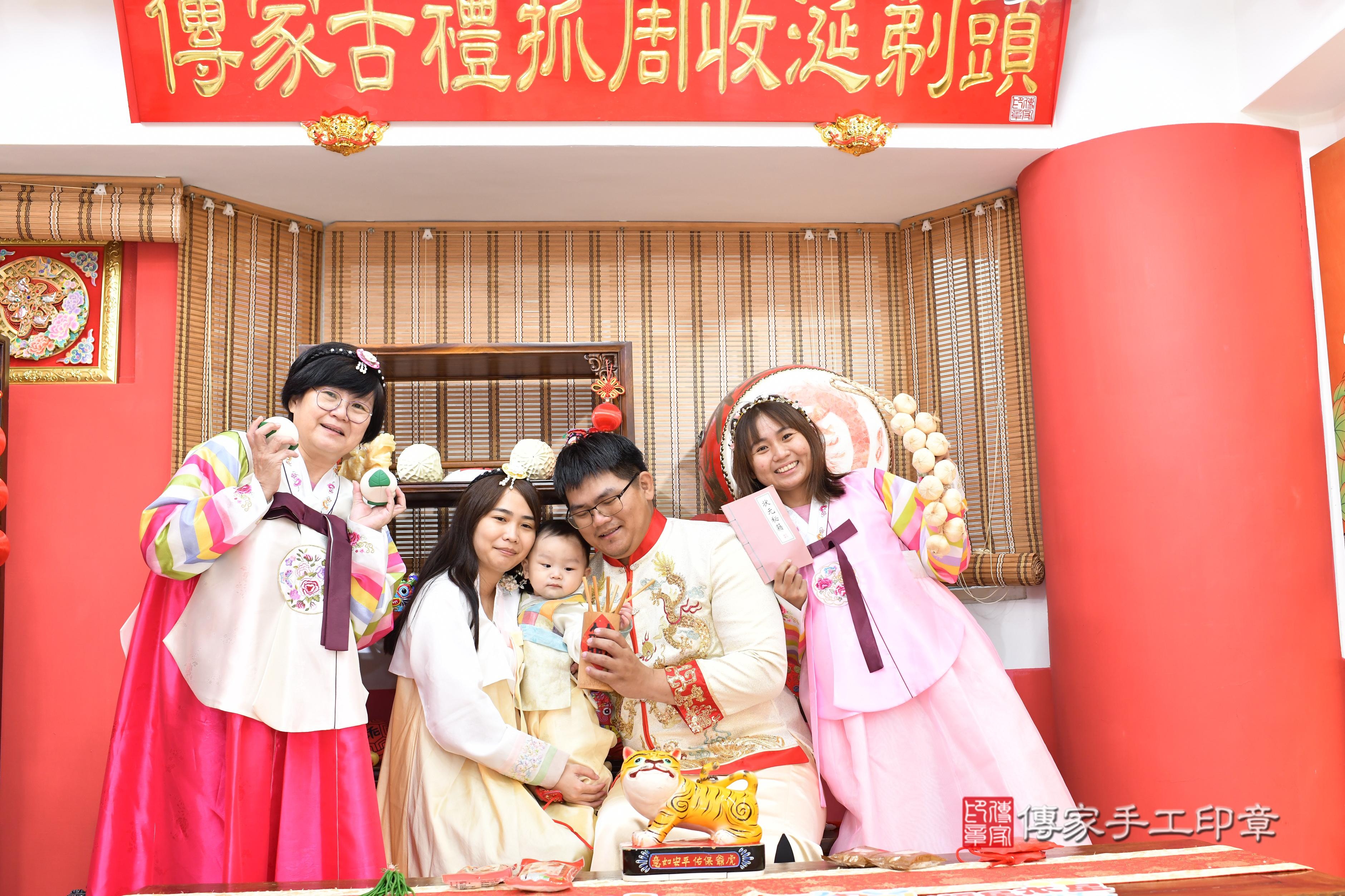 傳家手工印章高雄店、抓周、度脺、中國風會場、傳家嬰兒古禮、吉祥話、抓周道具物品24種、拍照。抓周證書。寶寶抓周、滿周歲、生日快樂、祝福