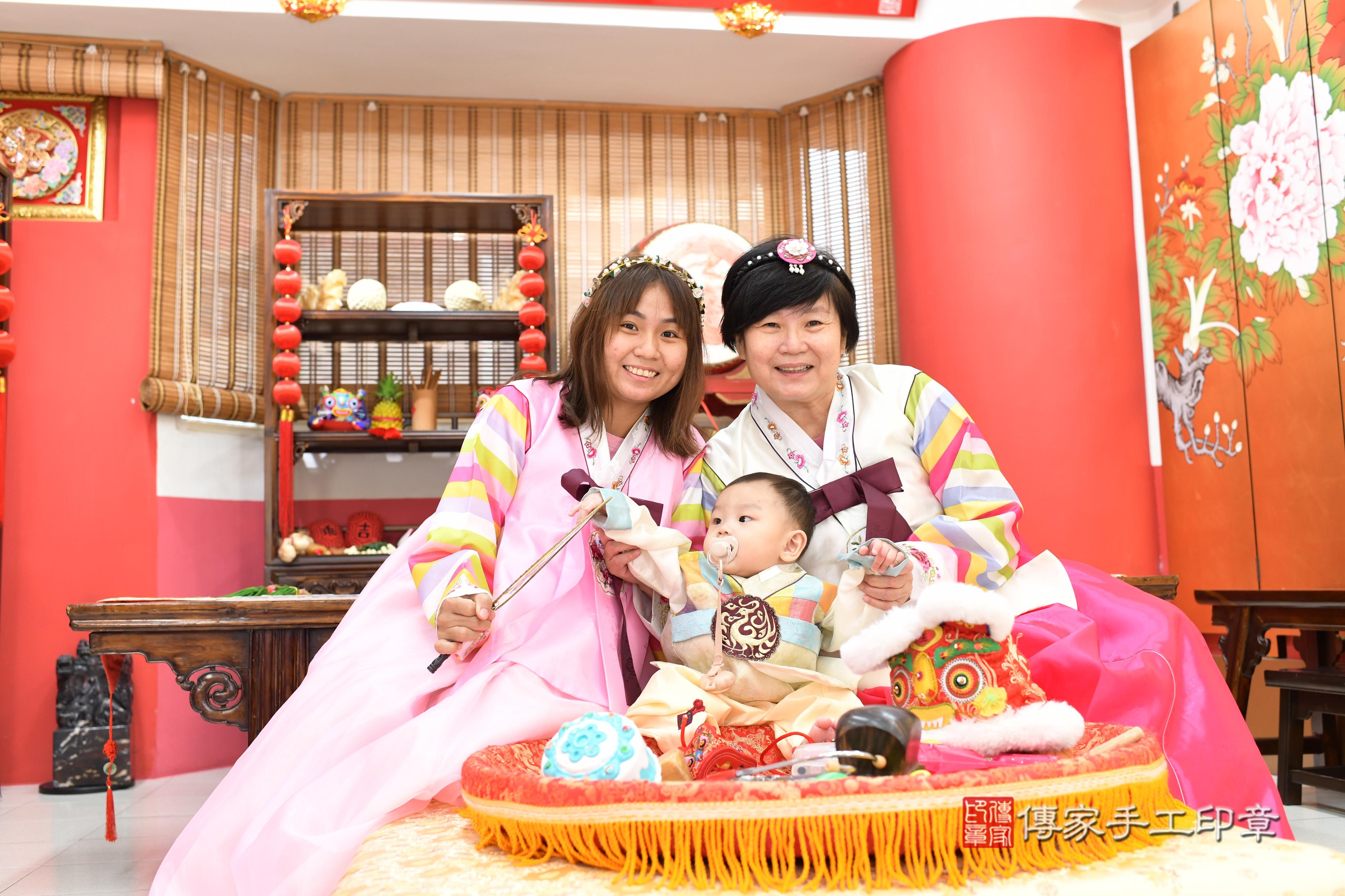 傳家手工印章高雄店、抓周、度脺、中國風會場、傳家嬰兒古禮、吉祥話、抓周道具物品24種、拍照。抓周證書。寶寶抓周、滿周歲、生日快樂、祝福