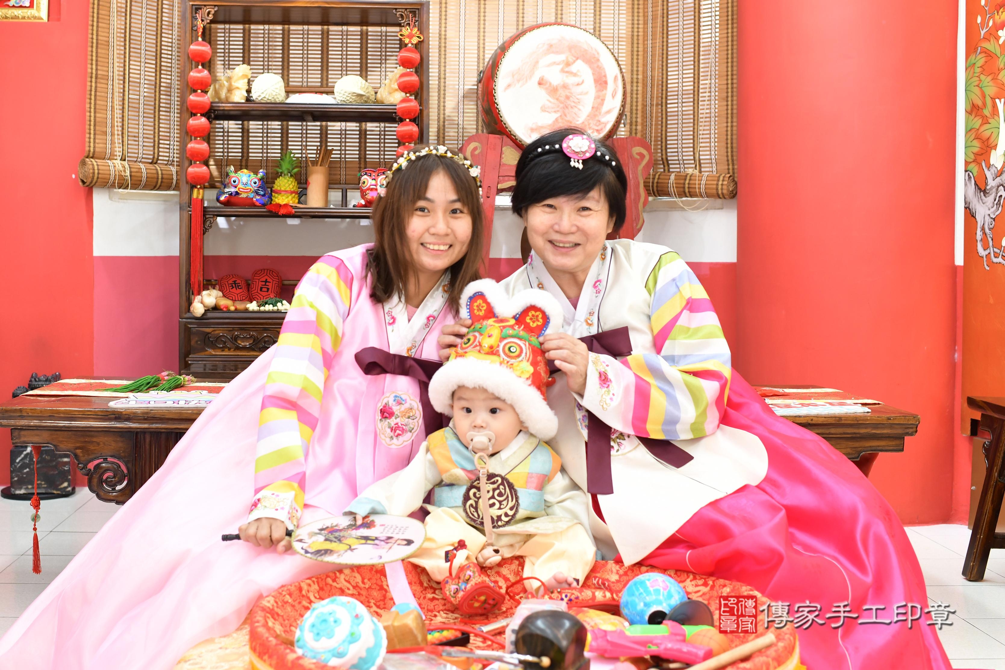 傳家手工印章高雄店、抓周、度脺、中國風會場、傳家嬰兒古禮、吉祥話、抓周道具物品24種、拍照。抓周證書。寶寶抓周、滿周歲、生日快樂、祝福