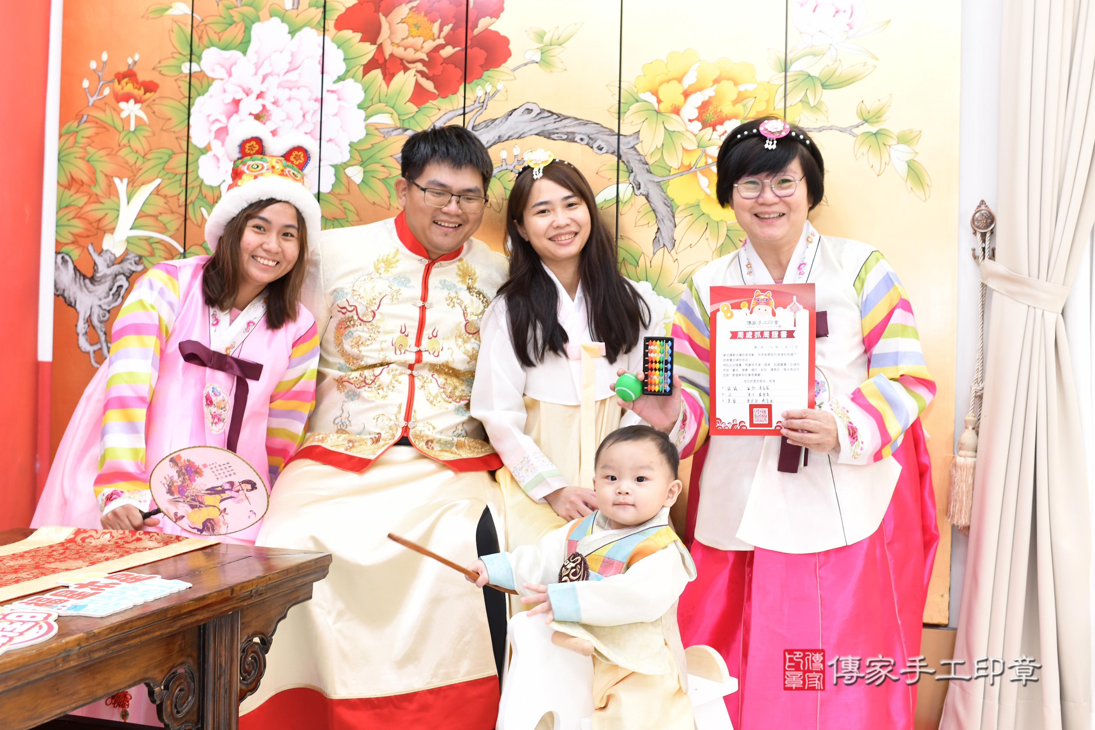 傳家手工印章高雄店、抓周、度脺、中國風會場、傳家嬰兒古禮、吉祥話、抓周道具物品24種、拍照。抓周證書。寶寶抓周、滿周歲、生日快樂、祝福