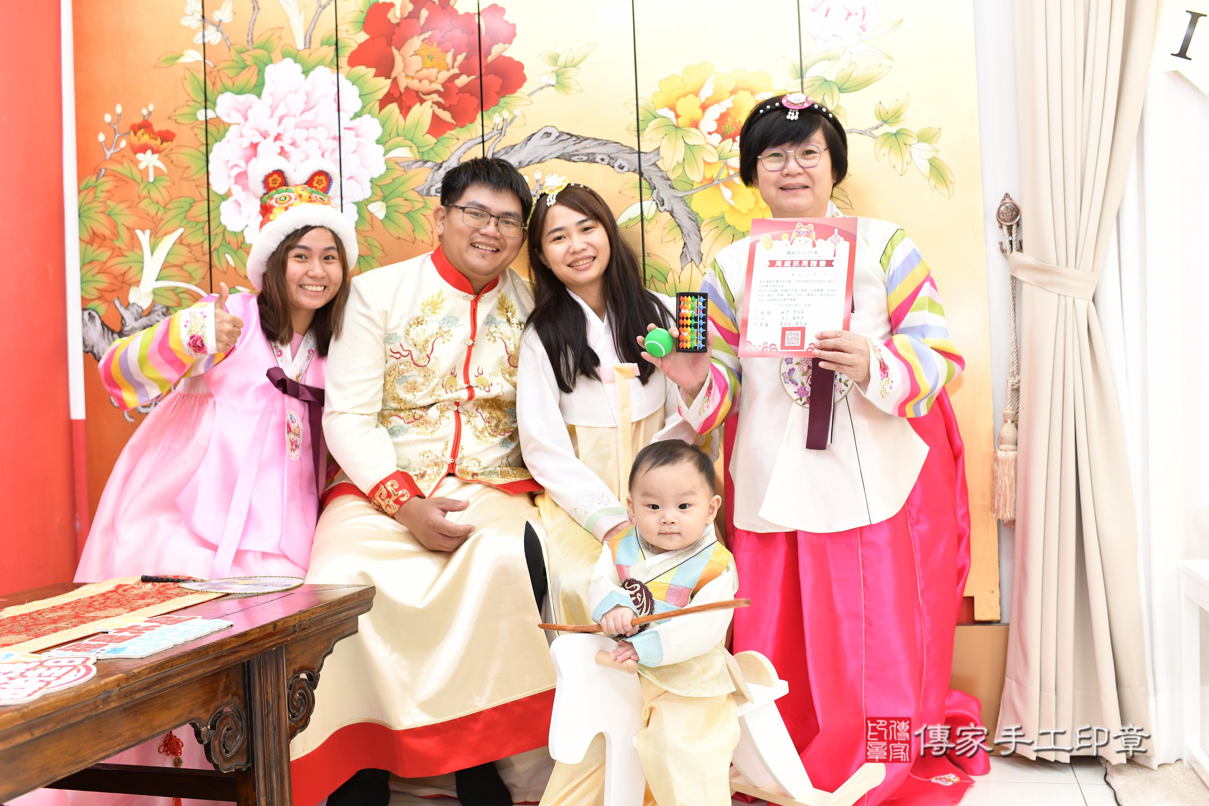 傳家手工印章高雄店、抓周、度脺、中國風會場、傳家嬰兒古禮、吉祥話、抓周道具物品24種、拍照。抓周證書。寶寶抓周、滿周歲、生日快樂、祝福