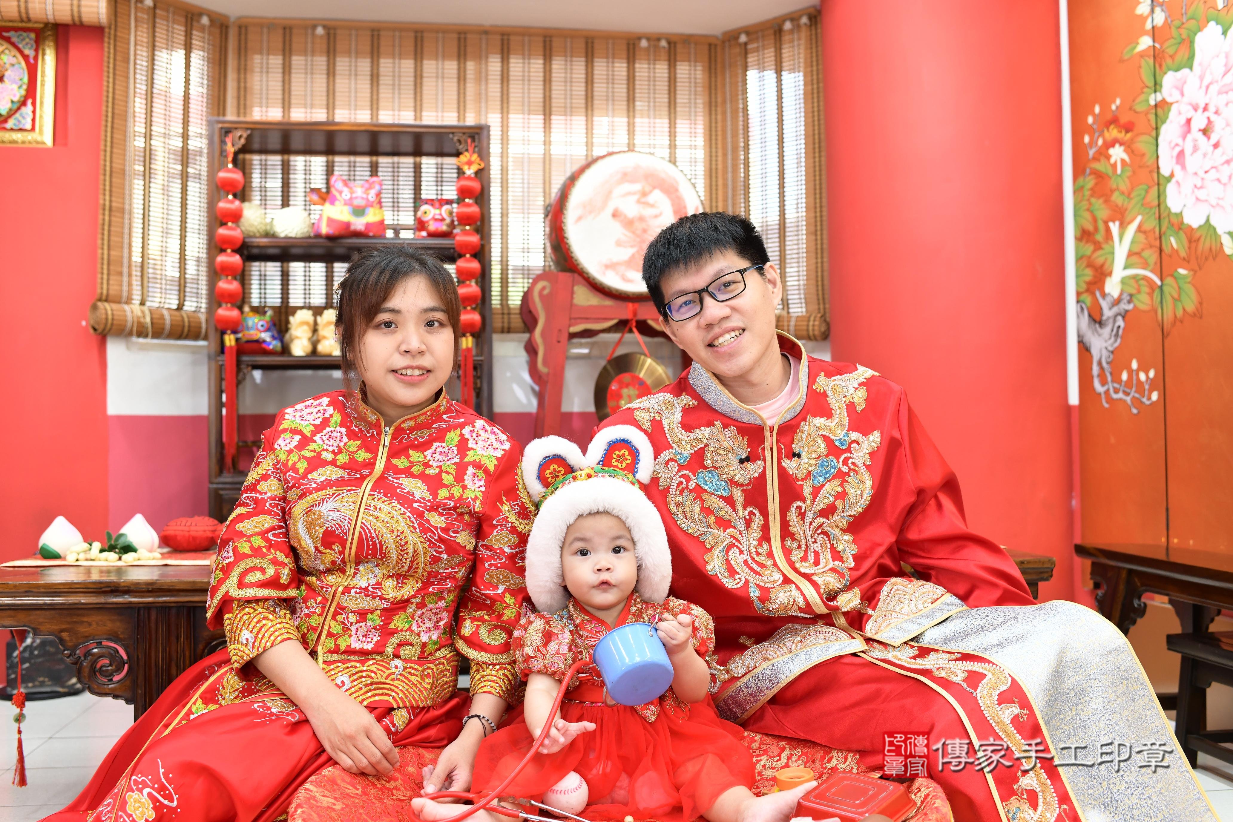 傳家手工印章高雄店、抓周、度脺、中國風會場、傳家嬰兒古禮、吉祥話、抓周道具物品24種、拍照。抓周證書。寶寶抓周、滿周歲、生日快樂、祝福