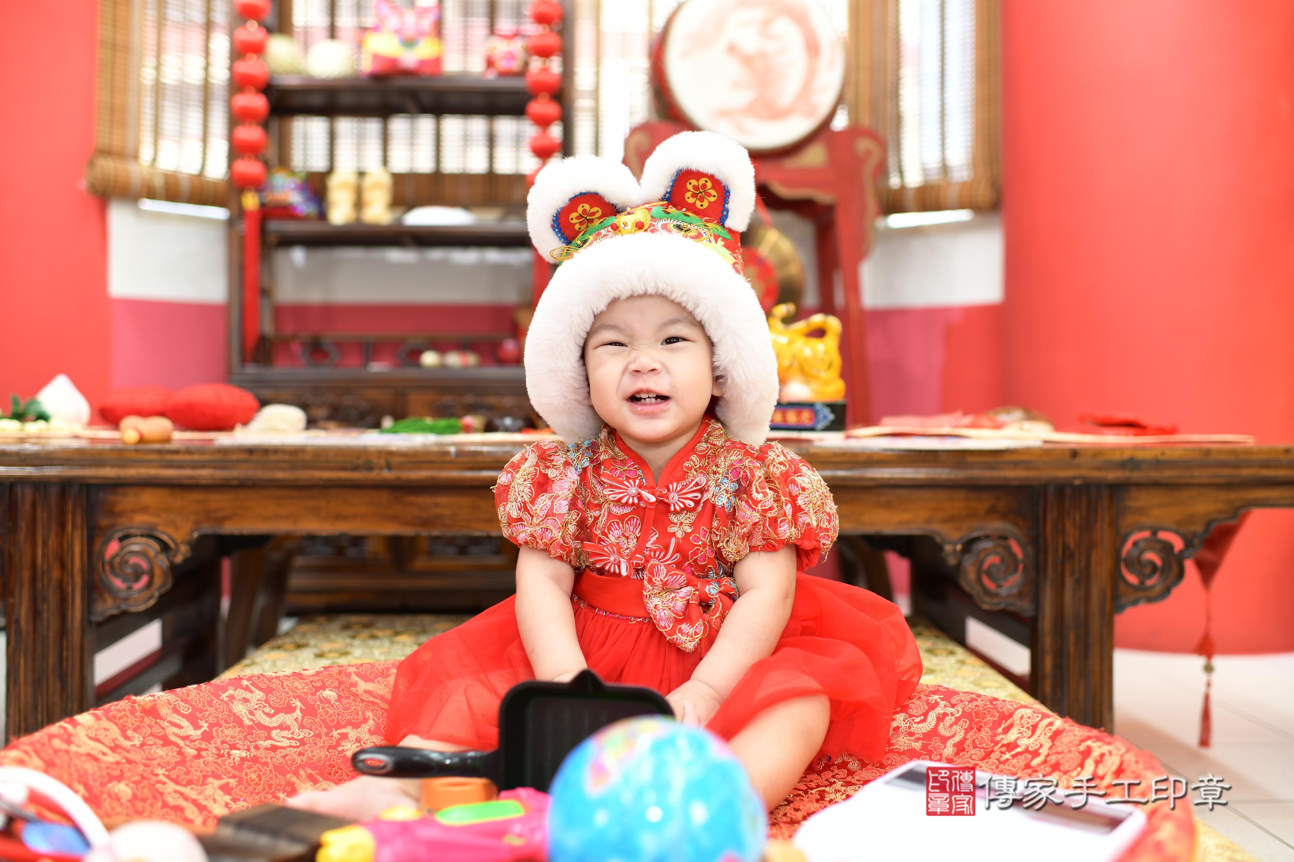 傳家手工印章高雄店、抓周、度脺、中國風會場、傳家嬰兒古禮、吉祥話、抓周道具物品24種、拍照。抓周證書。寶寶抓周、滿周歲、生日快樂、祝福