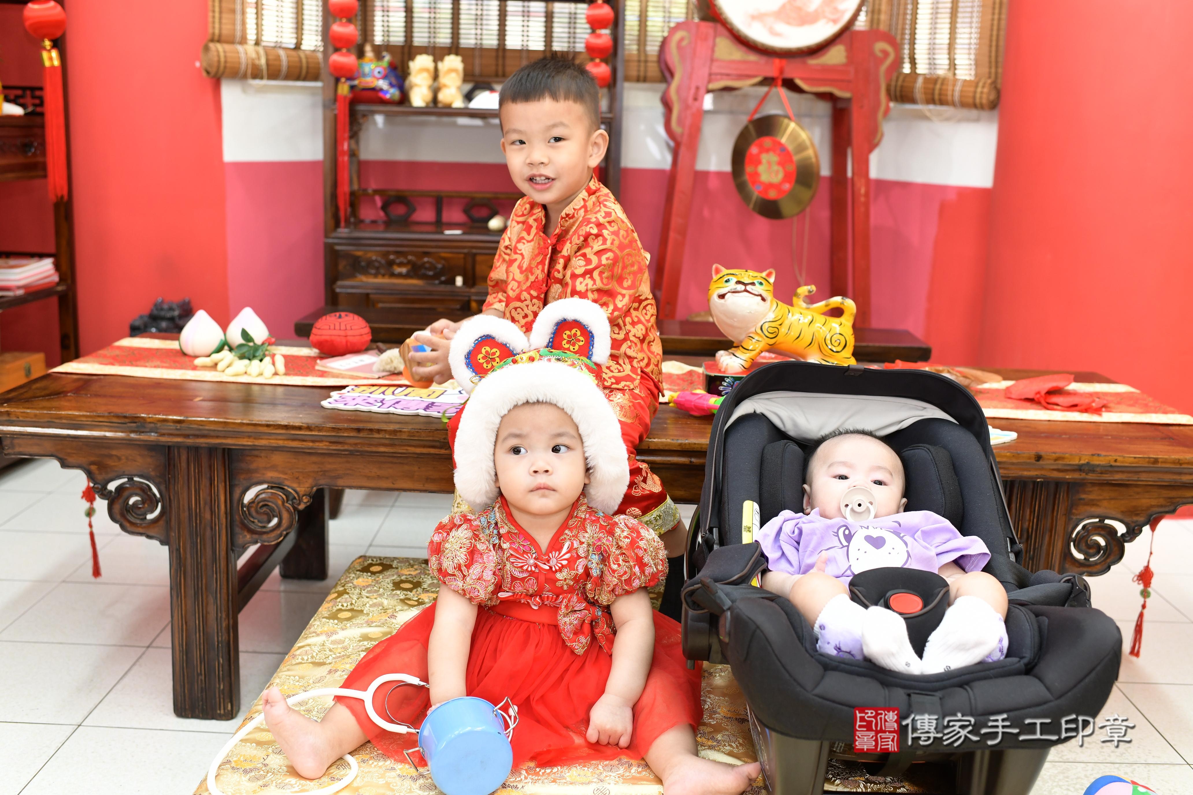 傳家手工印章高雄店、抓周、度脺、中國風會場、傳家嬰兒古禮、吉祥話、抓周道具物品24種、拍照。抓周證書。寶寶抓周、滿周歲、生日快樂、祝福