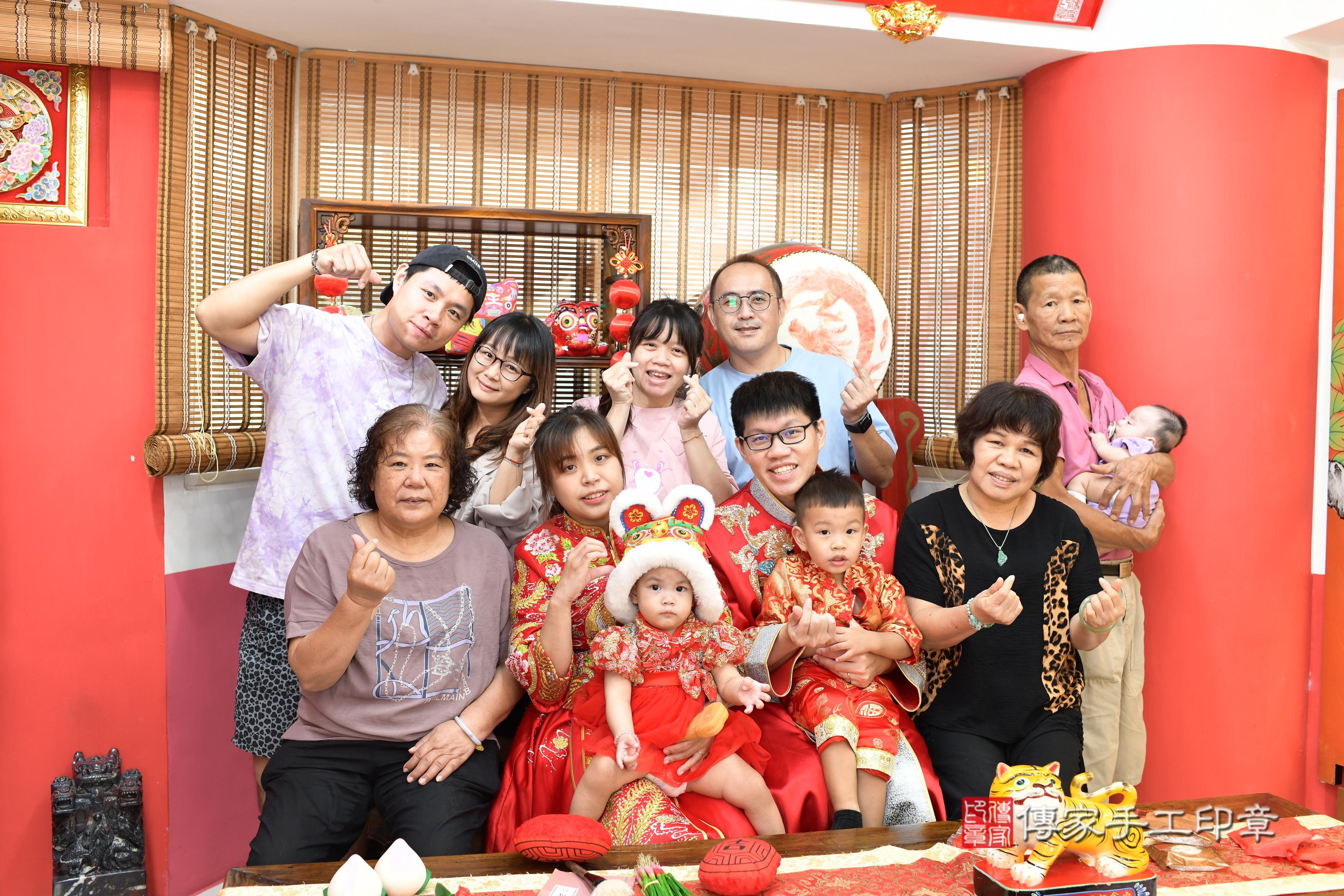 傳家手工印章高雄店、抓周、度脺、中國風會場、傳家嬰兒古禮、吉祥話、抓周道具物品24種、拍照。抓周證書。寶寶抓周、滿周歲、生日快樂、祝福