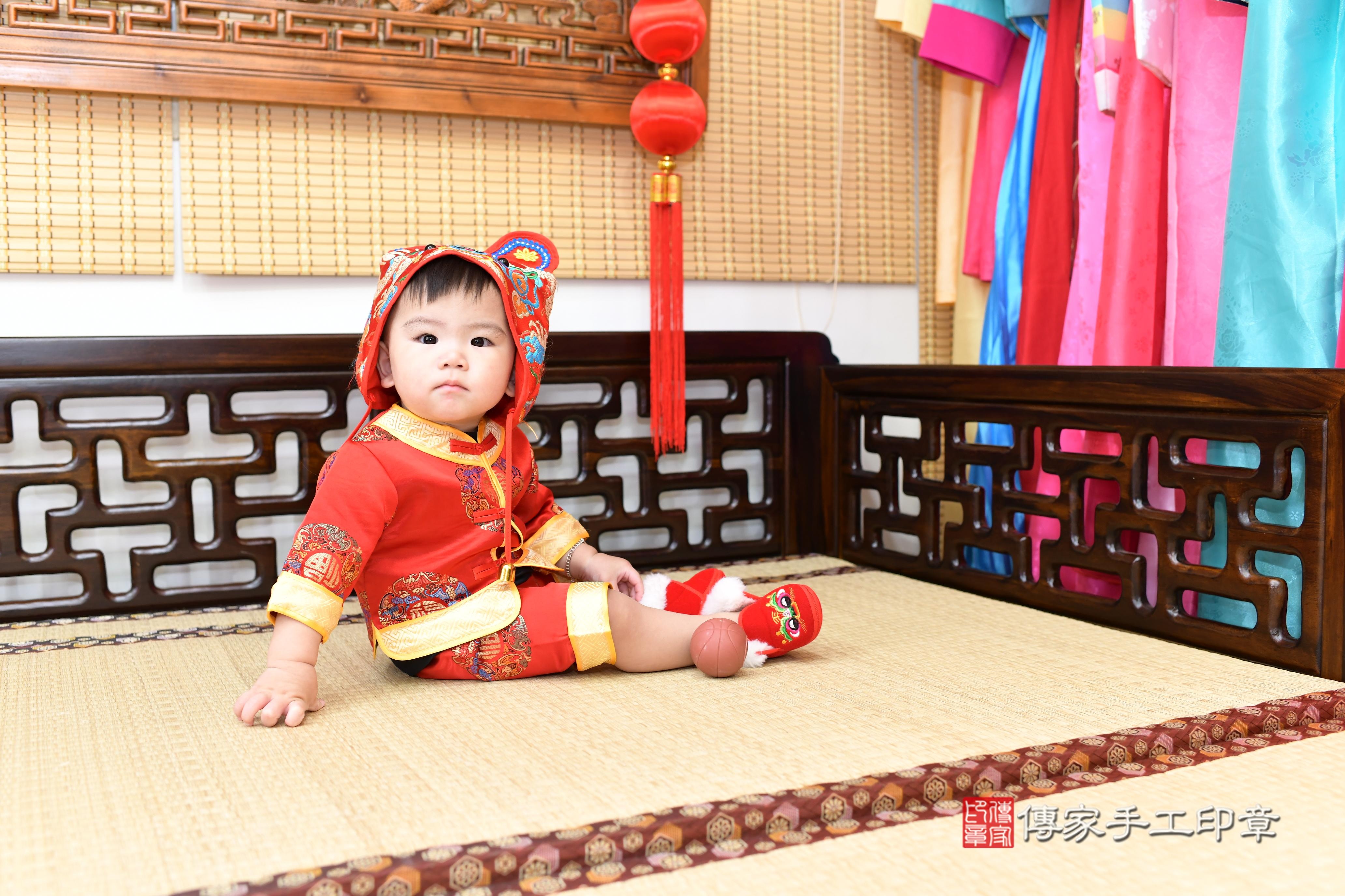 傳家手工印章高雄店、抓周、度脺、中國風會場、傳家嬰兒古禮、吉祥話、抓周道具物品24種、拍照。抓周證書。寶寶抓周、滿周歲、生日快樂、祝福