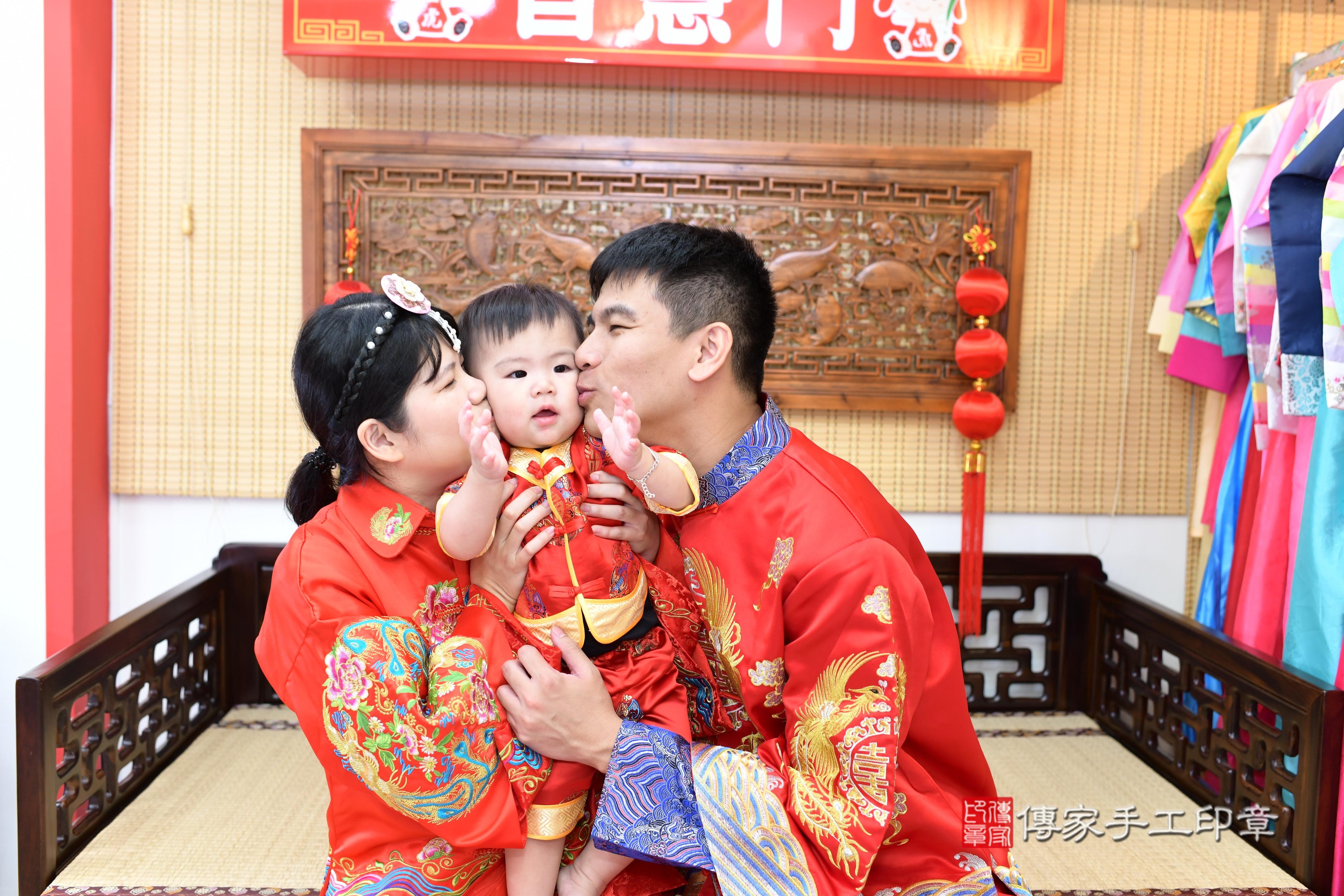 傳家手工印章高雄店、抓周、度脺、中國風會場、傳家嬰兒古禮、吉祥話、抓周道具物品24種、拍照。抓周證書。寶寶抓周、滿周歲、生日快樂、祝福