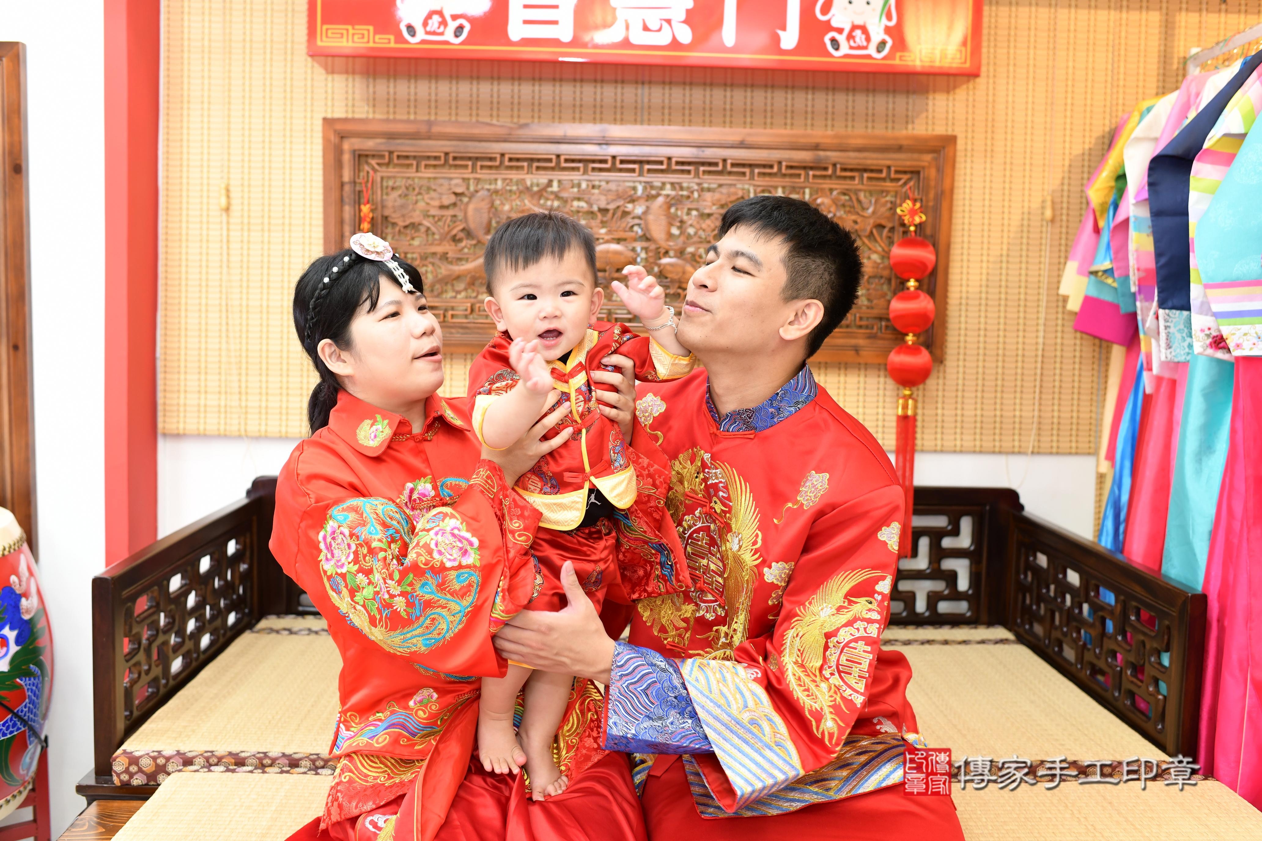 傳家手工印章高雄店、抓周、度脺、中國風會場、傳家嬰兒古禮、吉祥話、抓周道具物品24種、拍照。抓周證書。寶寶抓周、滿周歲、生日快樂、祝福