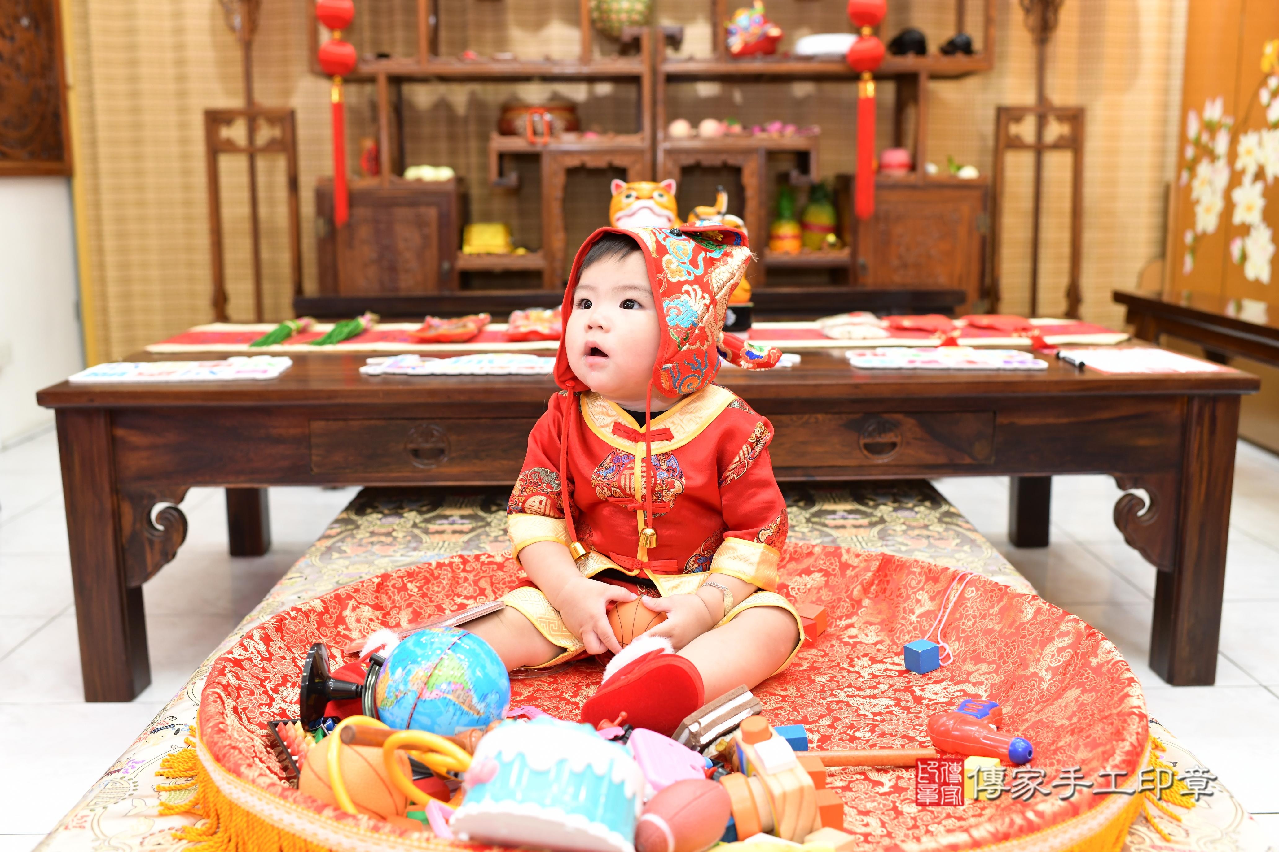 傳家手工印章高雄店、抓周、度脺、中國風會場、傳家嬰兒古禮、吉祥話、抓周道具物品24種、拍照。抓周證書。寶寶抓周、滿周歲、生日快樂、祝福
