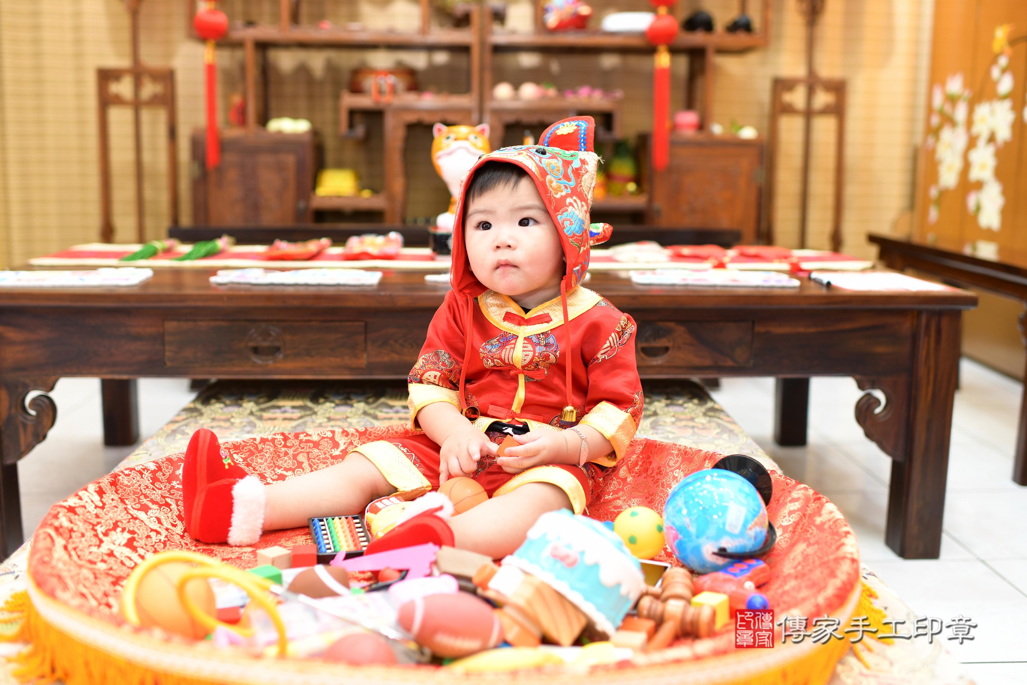 傳家手工印章高雄店、抓周、度脺、中國風會場、傳家嬰兒古禮、吉祥話、抓周道具物品24種、拍照。抓周證書。寶寶抓周、滿周歲、生日快樂、祝福