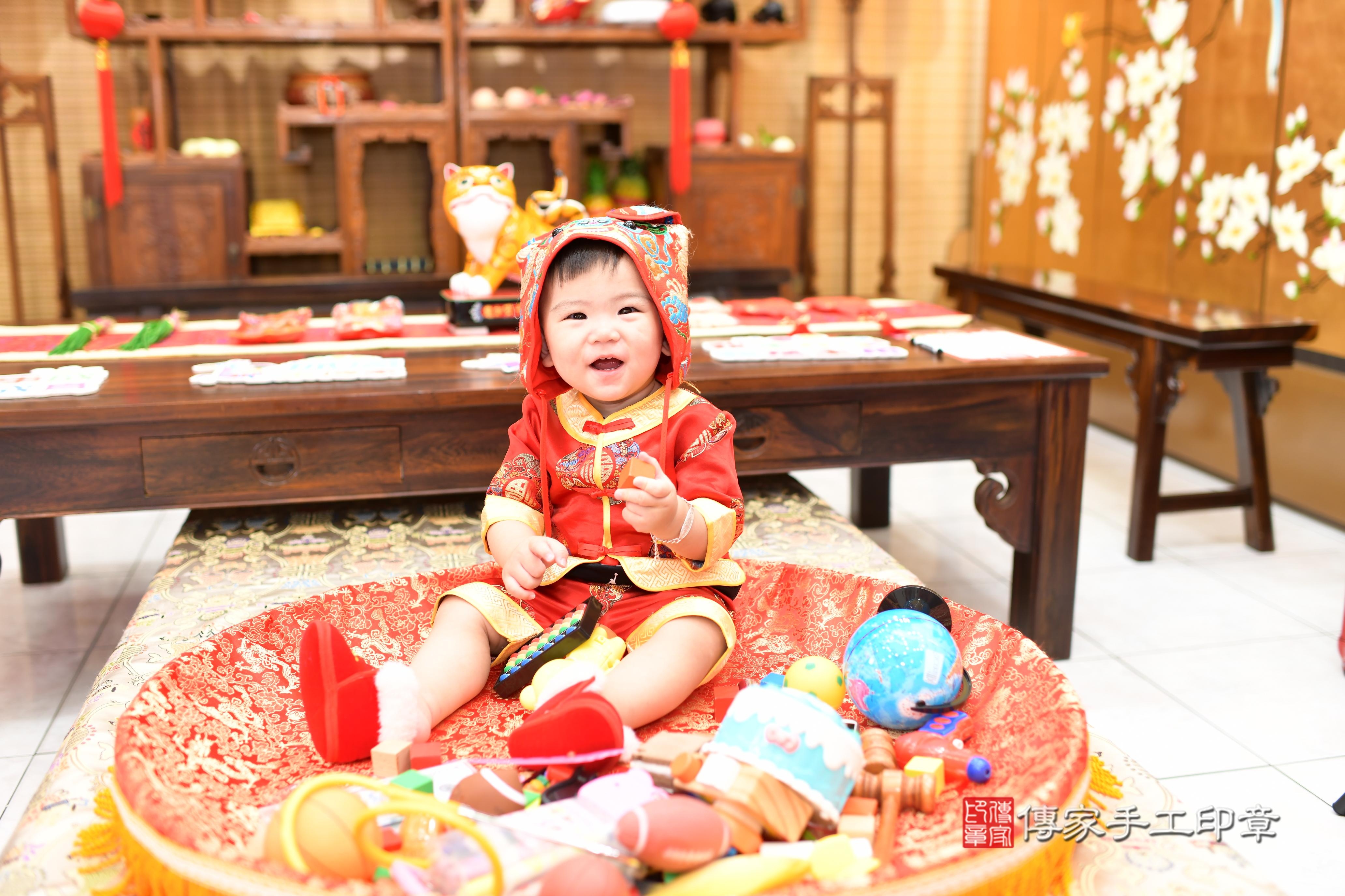 傳家手工印章高雄店、抓周、度脺、中國風會場、傳家嬰兒古禮、吉祥話、抓周道具物品24種、拍照。抓周證書。寶寶抓周、滿周歲、生日快樂、祝福