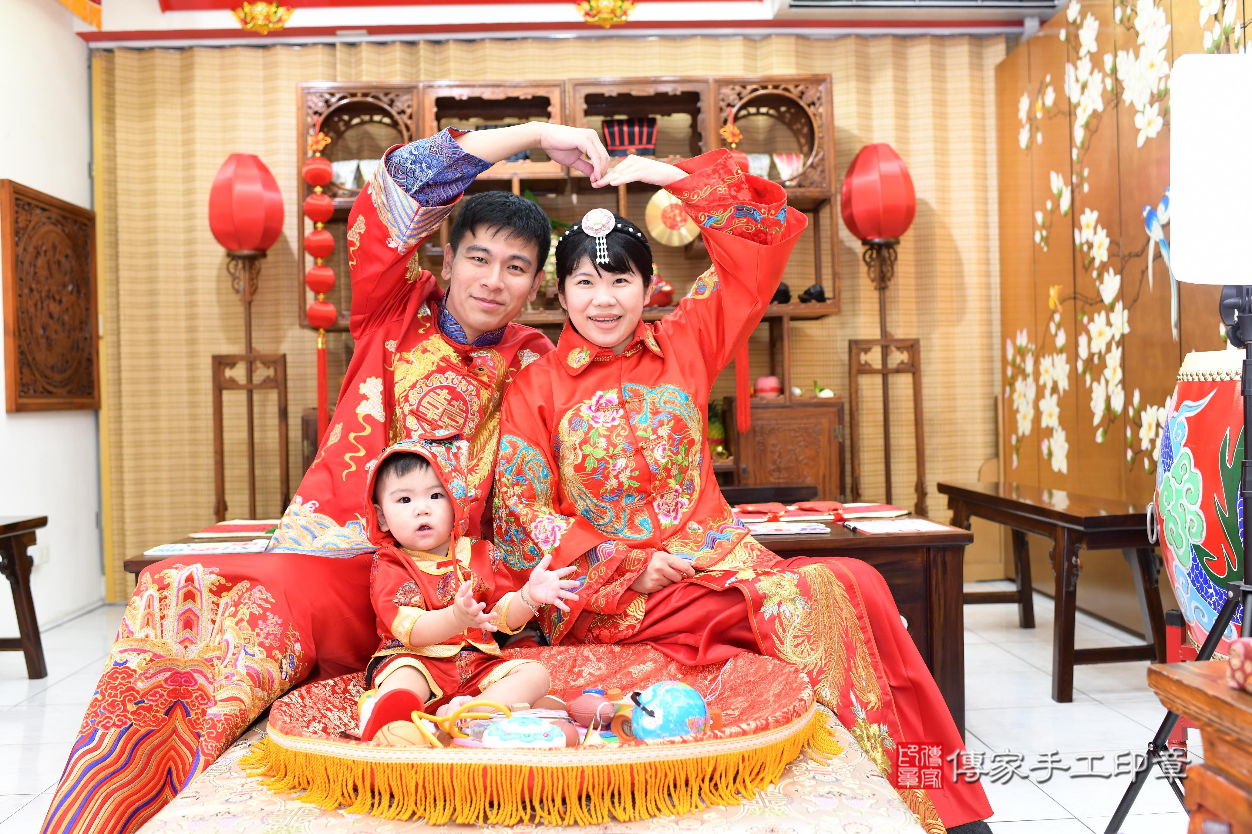 傳家手工印章高雄店、抓周、度脺、中國風會場、傳家嬰兒古禮、吉祥話、抓周道具物品24種、拍照。抓周證書。寶寶抓周、滿周歲、生日快樂、祝福