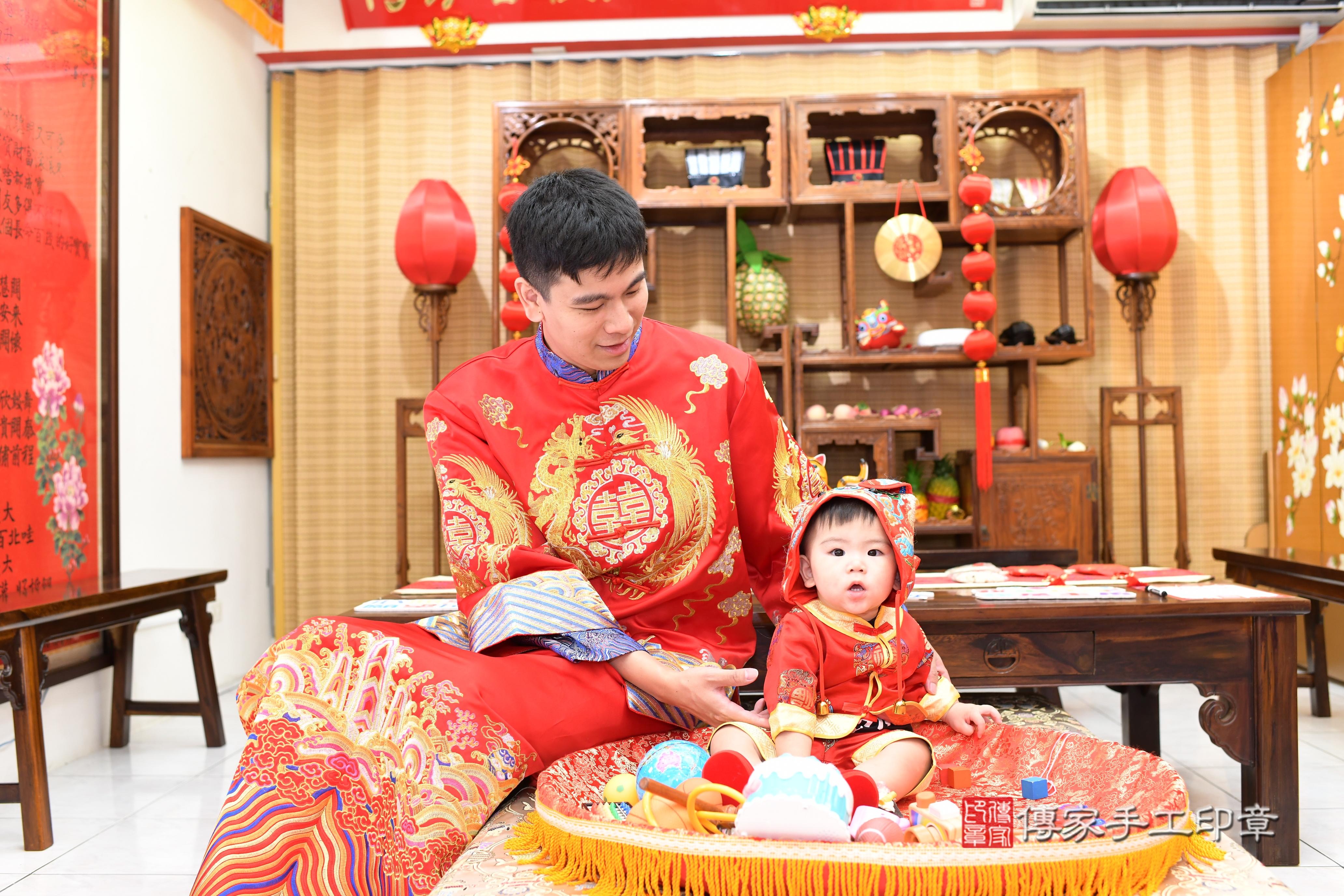 傳家手工印章高雄店、抓周、度脺、中國風會場、傳家嬰兒古禮、吉祥話、抓周道具物品24種、拍照。抓周證書。寶寶抓周、滿周歲、生日快樂、祝福