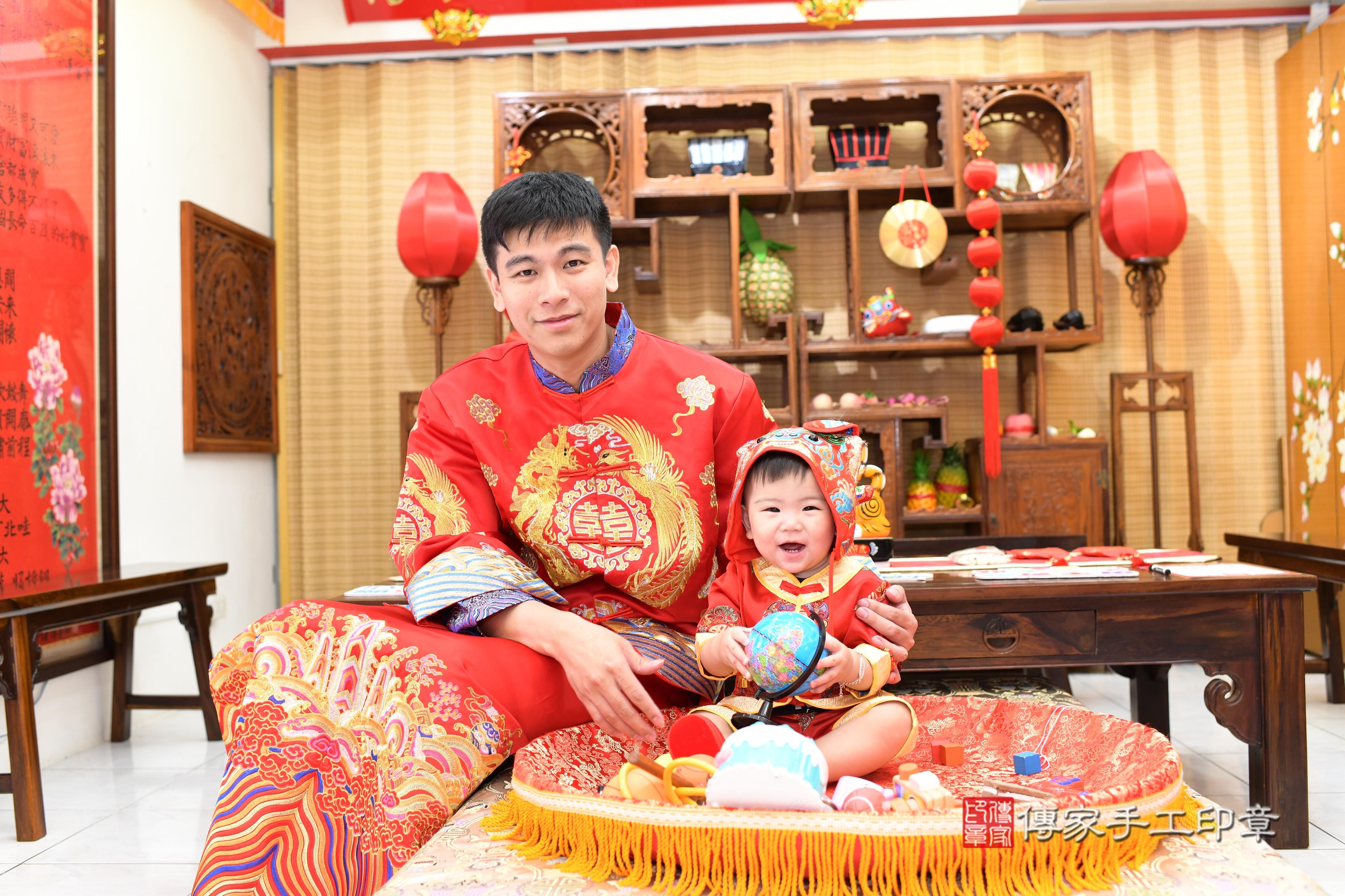 傳家手工印章高雄店、抓周、度脺、中國風會場、傳家嬰兒古禮、吉祥話、抓周道具物品24種、拍照。抓周證書。寶寶抓周、滿周歲、生日快樂、祝福