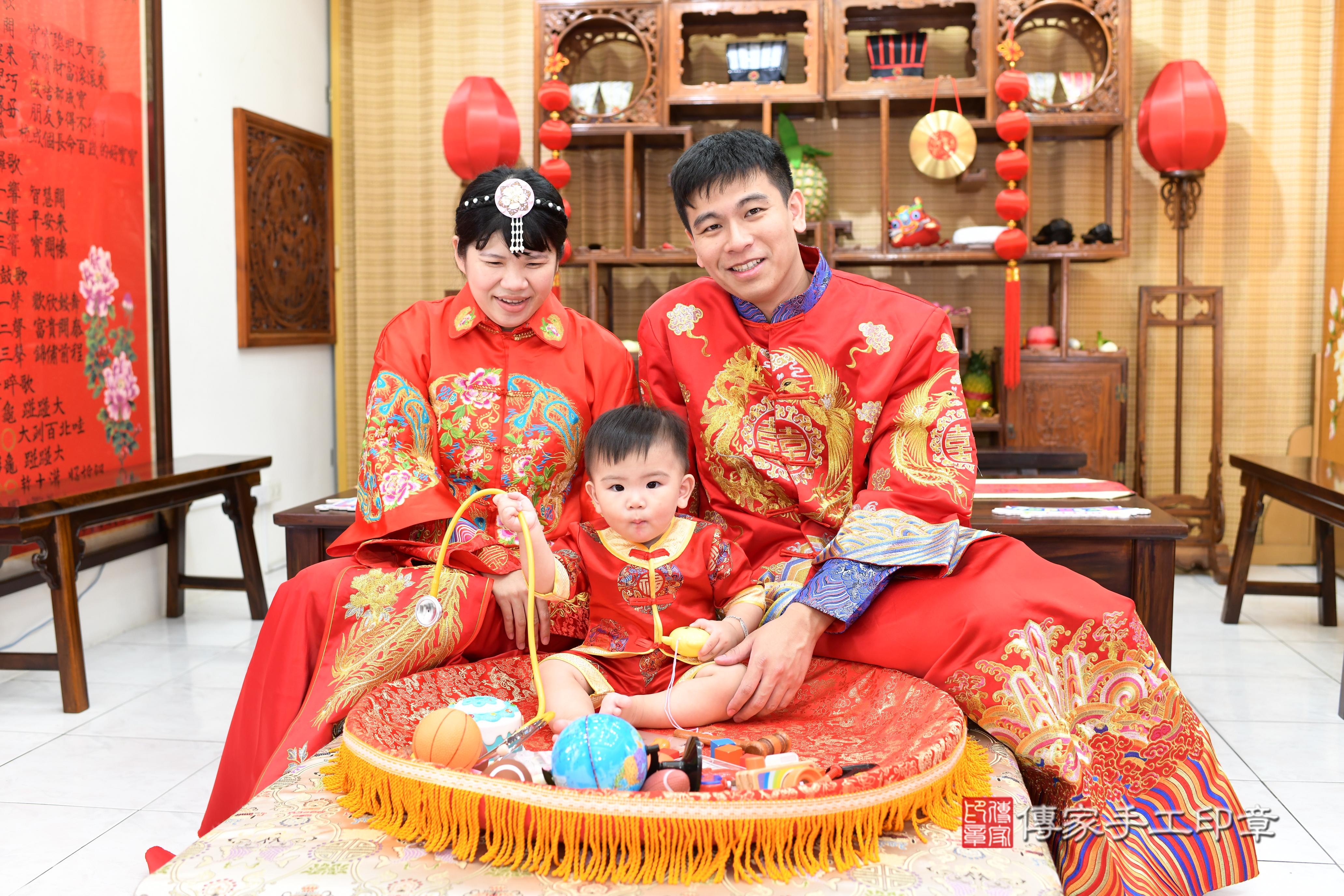 傳家手工印章高雄店、抓周、度脺、中國風會場、傳家嬰兒古禮、吉祥話、抓周道具物品24種、拍照。抓周證書。寶寶抓周、滿周歲、生日快樂、祝福