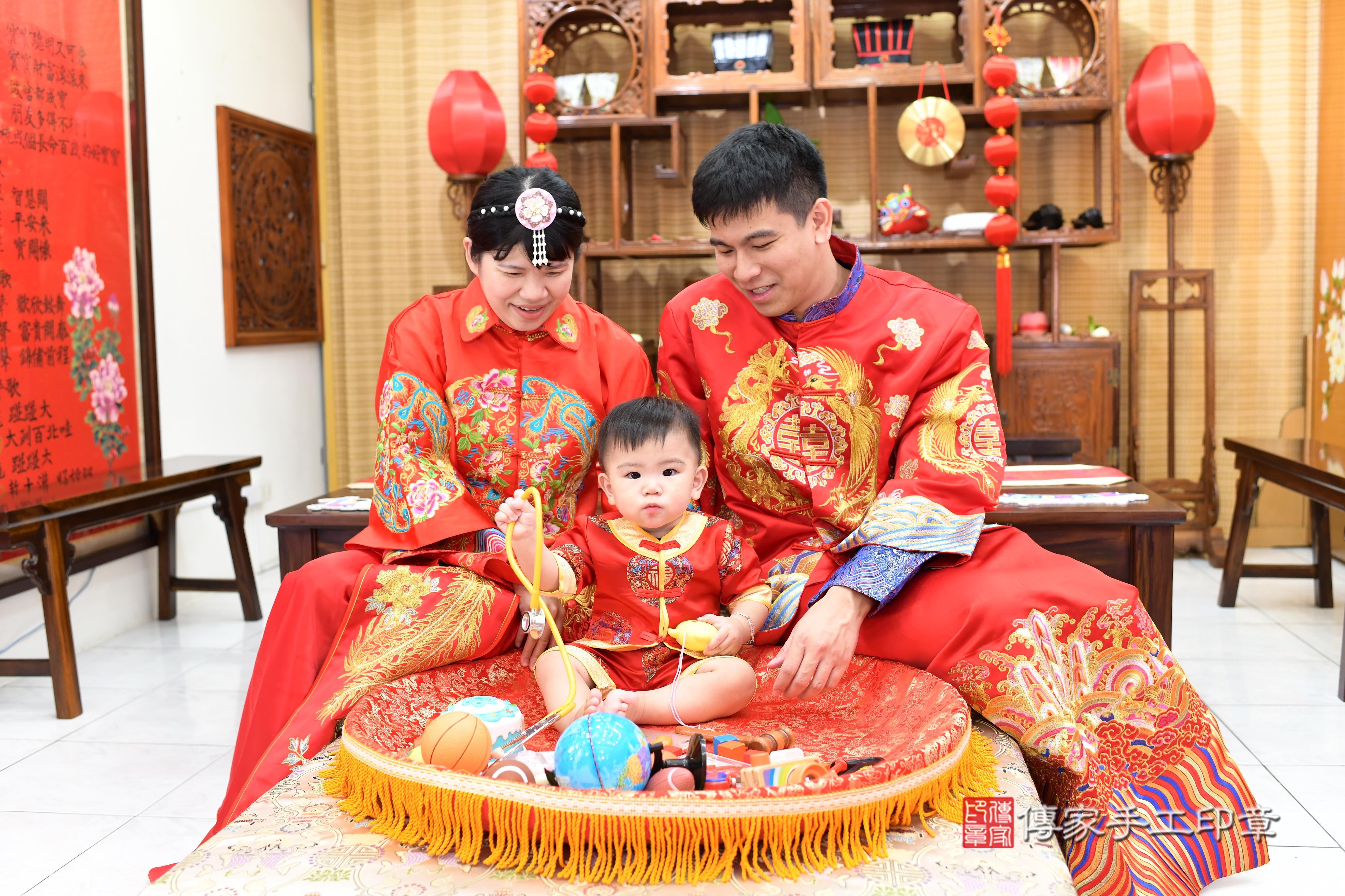 傳家手工印章高雄店、抓周、度脺、中國風會場、傳家嬰兒古禮、吉祥話、抓周道具物品24種、拍照。抓周證書。寶寶抓周、滿周歲、生日快樂、祝福