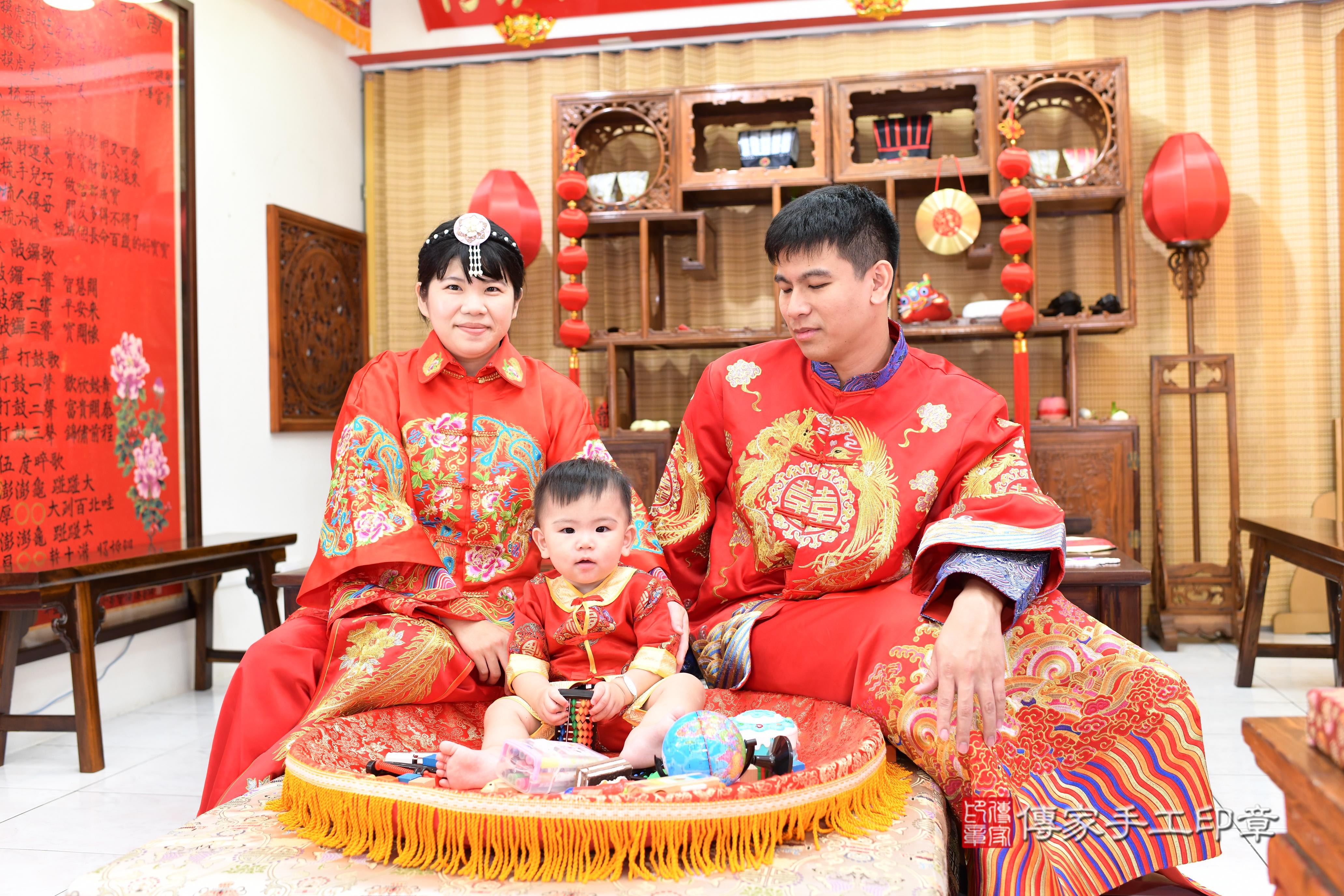 傳家手工印章高雄店、抓周、度脺、中國風會場、傳家嬰兒古禮、吉祥話、抓周道具物品24種、拍照。抓周證書。寶寶抓周、滿周歲、生日快樂、祝福