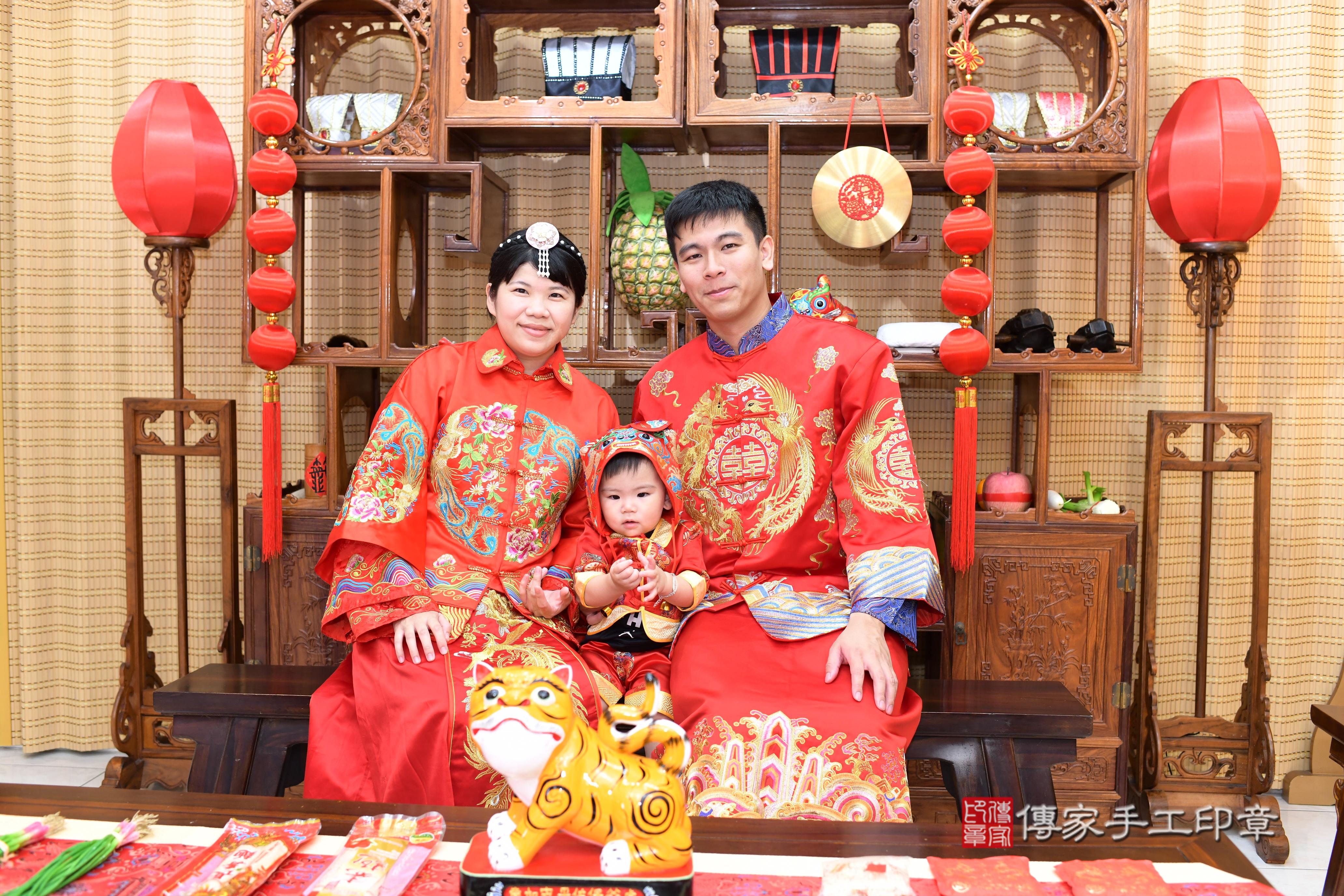 傳家手工印章高雄店、抓周、度脺、中國風會場、傳家嬰兒古禮、吉祥話、抓周道具物品24種、拍照。抓周證書。寶寶抓周、滿周歲、生日快樂、祝福