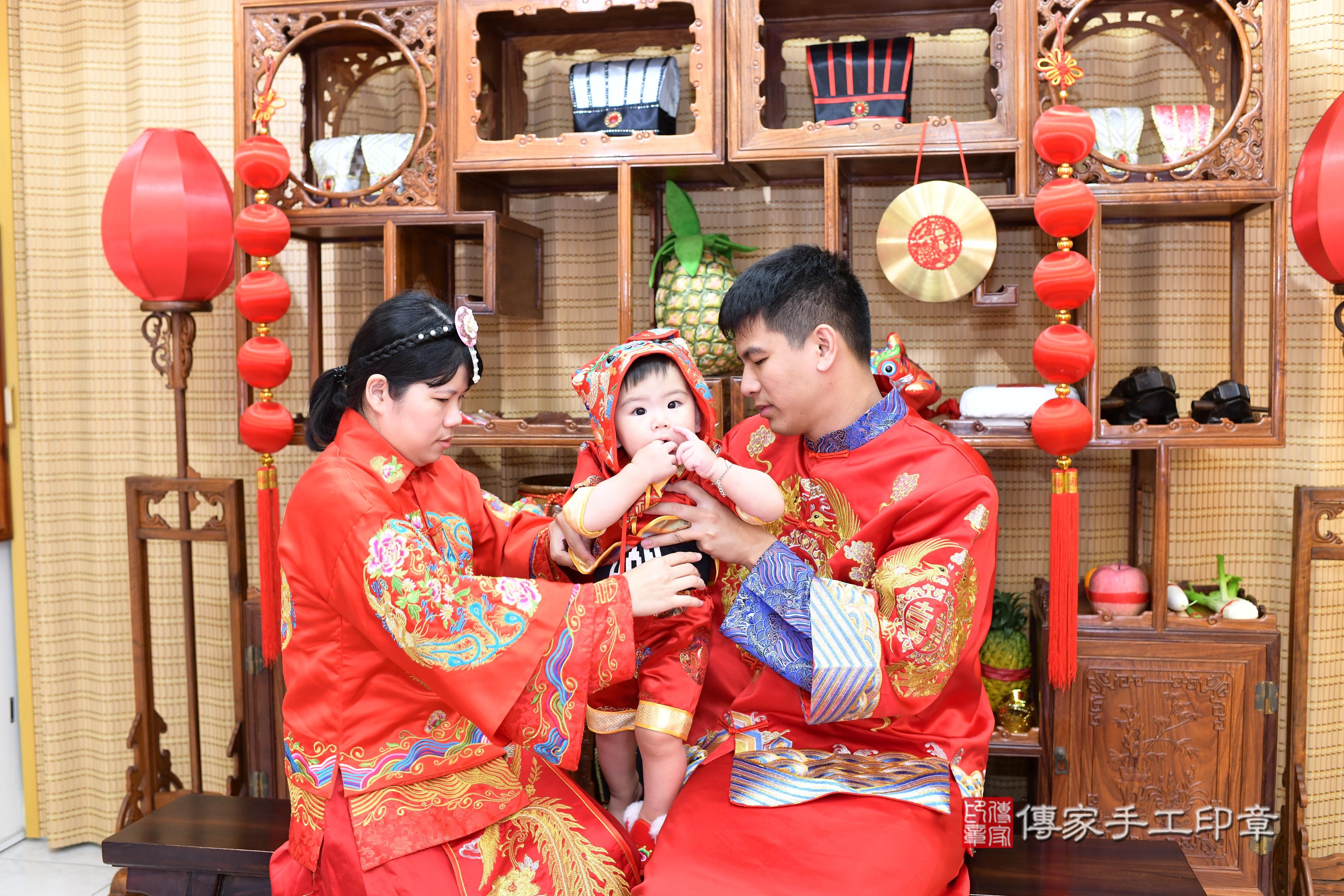 傳家手工印章高雄店、抓周、度脺、中國風會場、傳家嬰兒古禮、吉祥話、抓周道具物品24種、拍照。抓周證書。寶寶抓周、滿周歲、生日快樂、祝福