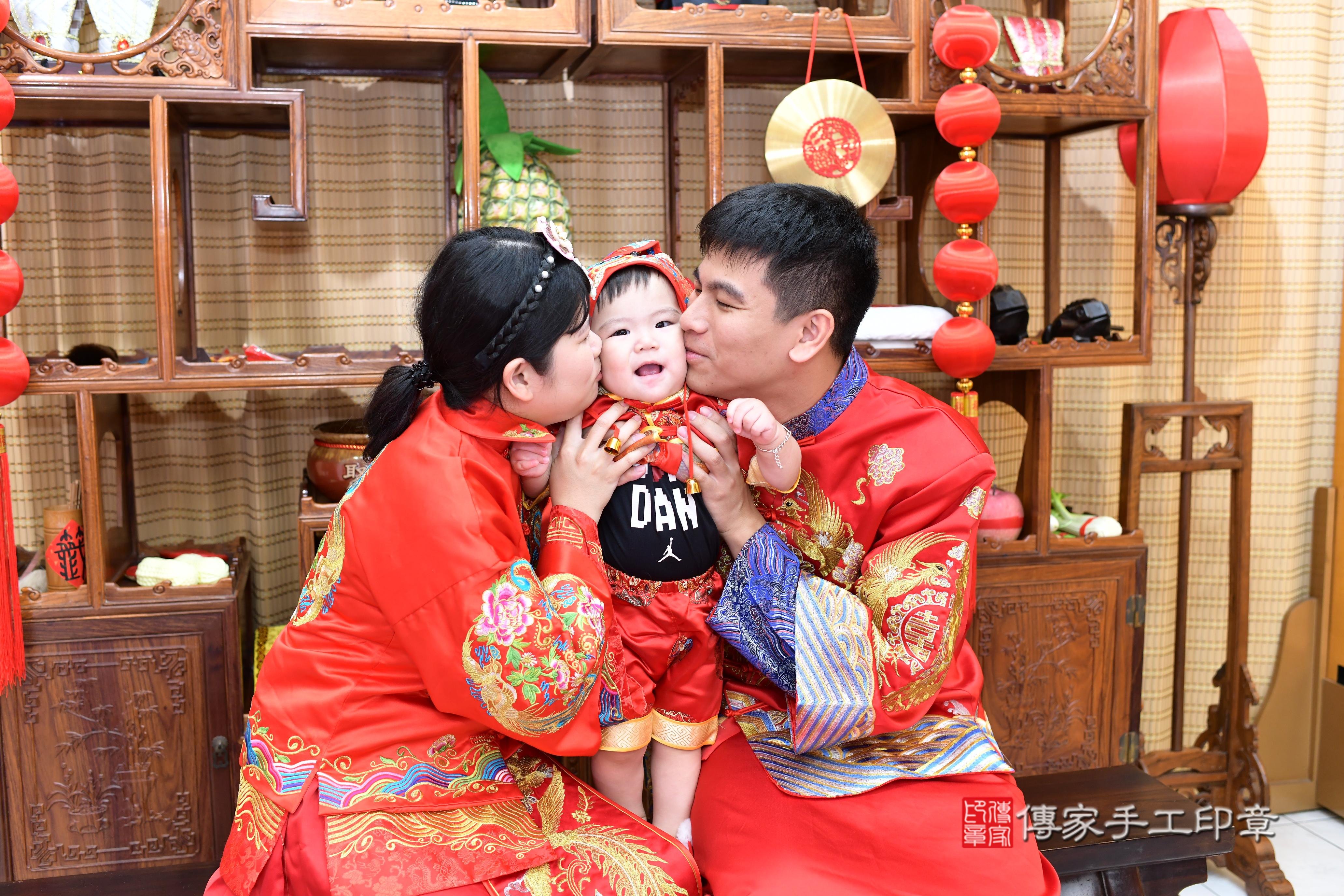 傳家手工印章高雄店、抓周、度脺、中國風會場、傳家嬰兒古禮、吉祥話、抓周道具物品24種、拍照。抓周證書。寶寶抓周、滿周歲、生日快樂、祝福