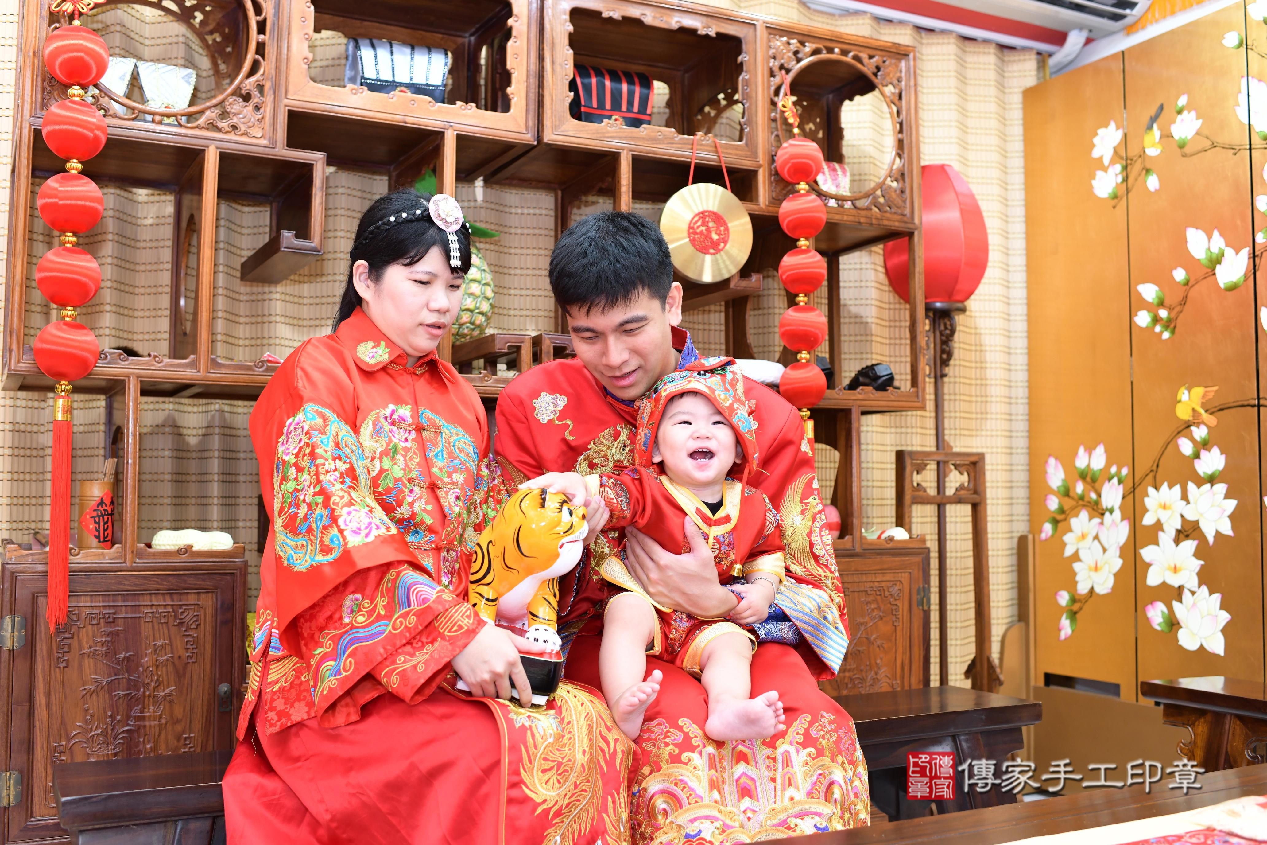 傳家手工印章高雄店、抓周、度脺、中國風會場、傳家嬰兒古禮、吉祥話、抓周道具物品24種、拍照。抓周證書。寶寶抓周、滿周歲、生日快樂、祝福