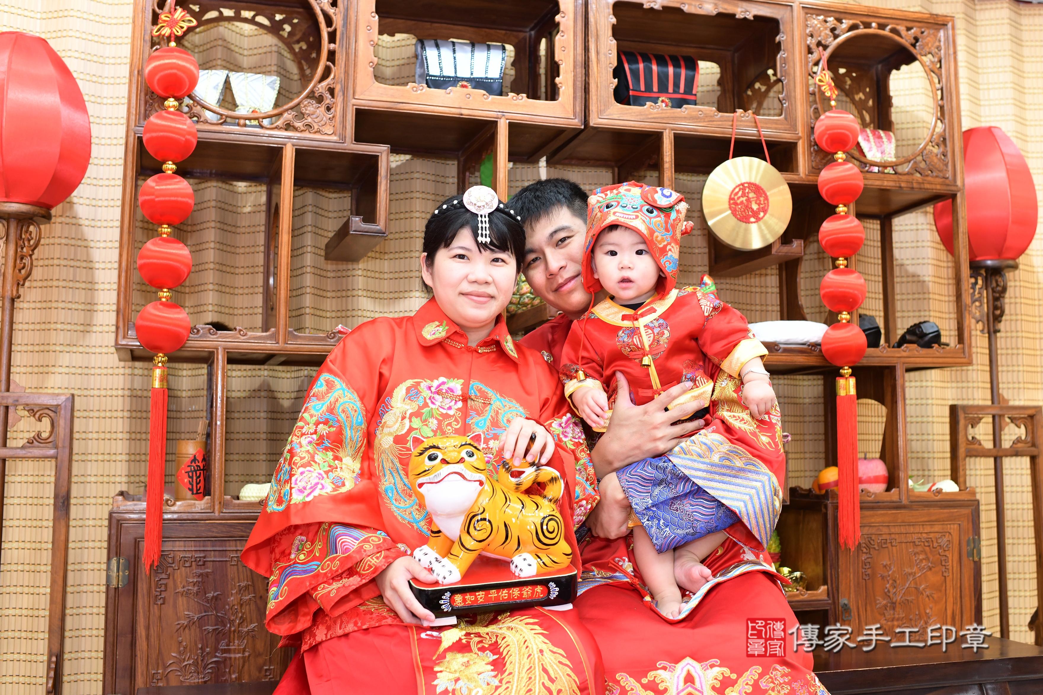 傳家手工印章高雄店、抓周、度脺、中國風會場、傳家嬰兒古禮、吉祥話、抓周道具物品24種、拍照。抓周證書。寶寶抓周、滿周歲、生日快樂、祝福