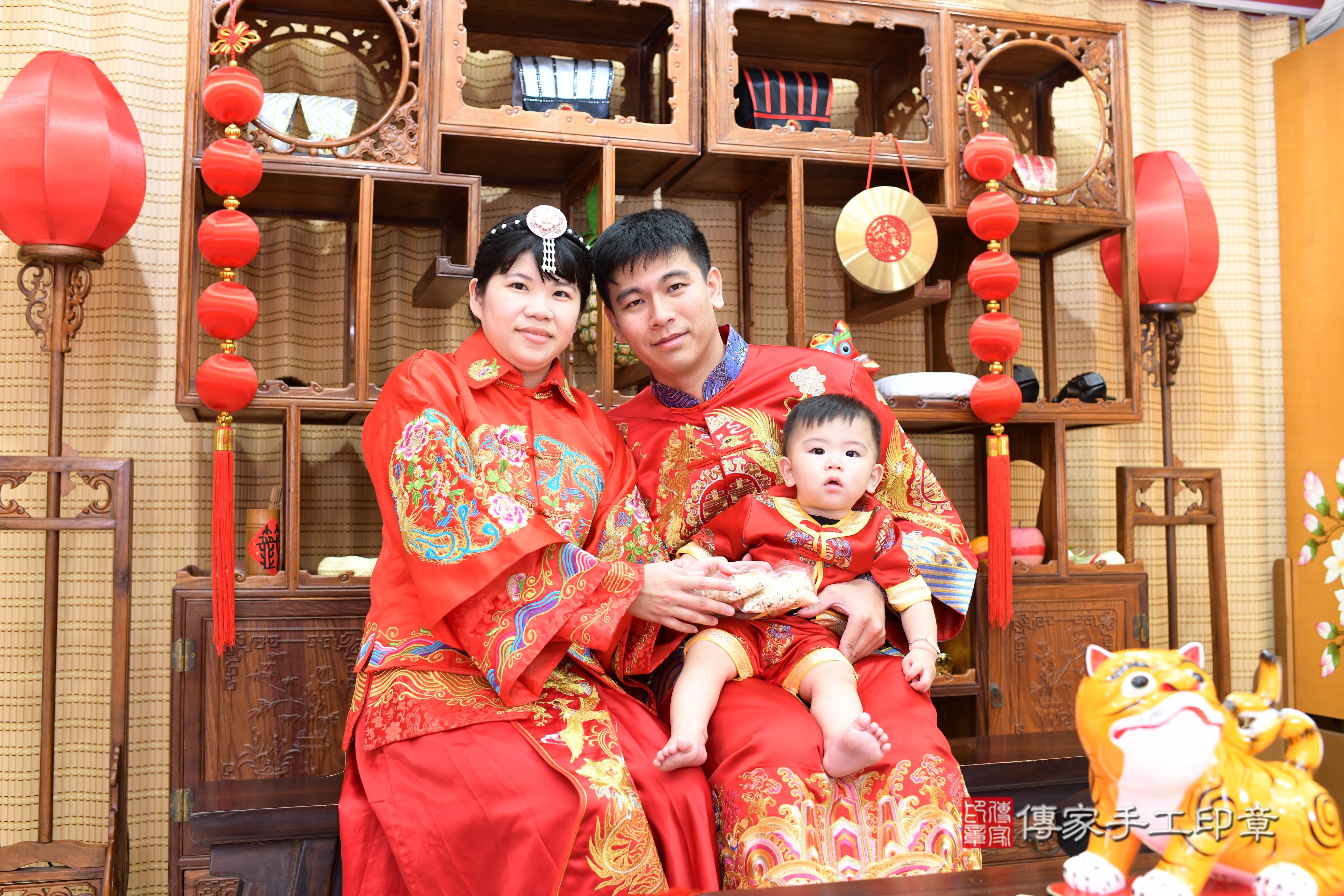 傳家手工印章高雄店、抓周、度脺、中國風會場、傳家嬰兒古禮、吉祥話、抓周道具物品24種、拍照。抓周證書。寶寶抓周、滿周歲、生日快樂、祝福