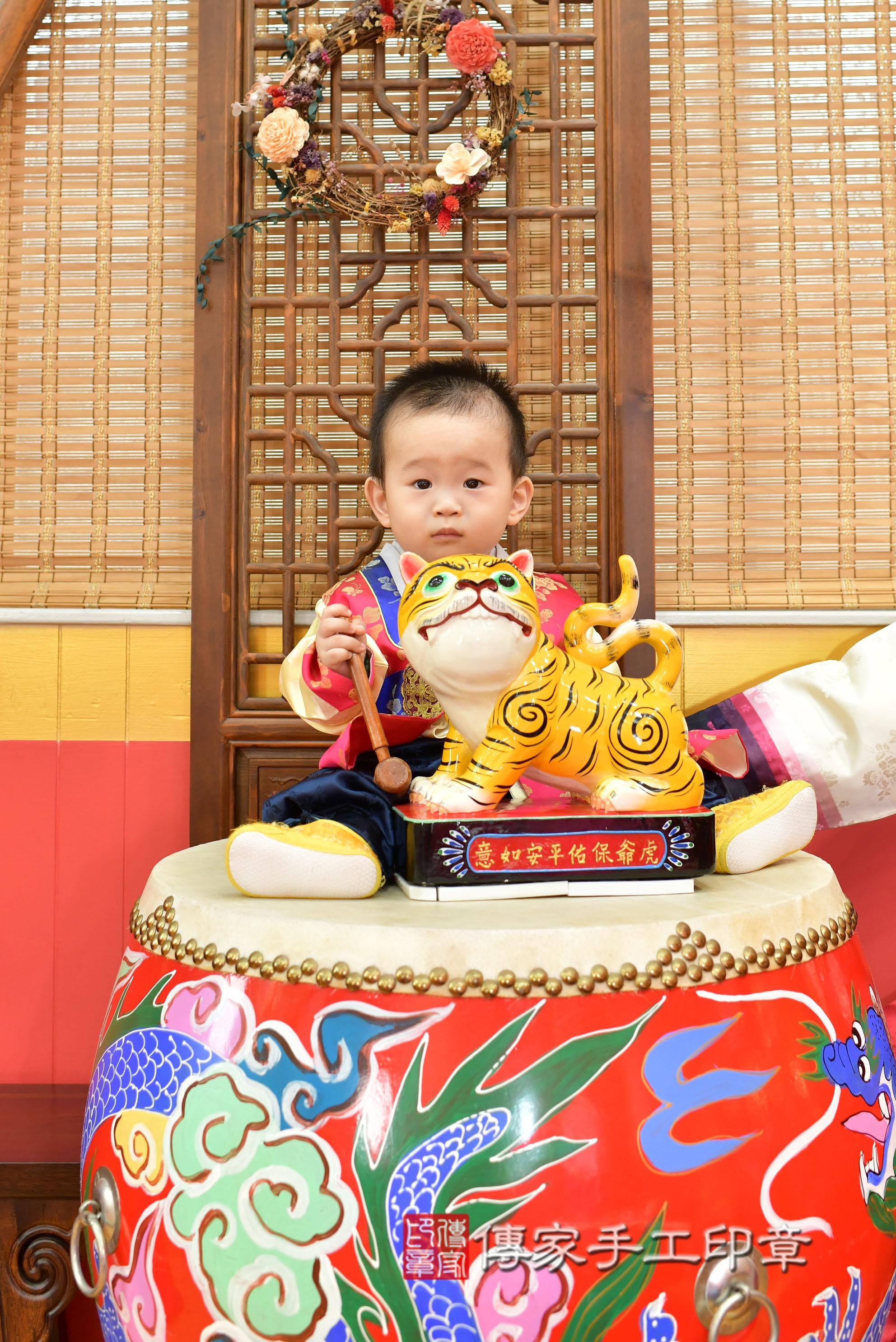 傳家手工印章桃園店、抓周、度脺、中國風會場、傳家嬰兒古禮、吉祥話、抓周道具物品24種、拍照。抓周證書。寶寶抓周、滿周歲、生日快樂、祝福