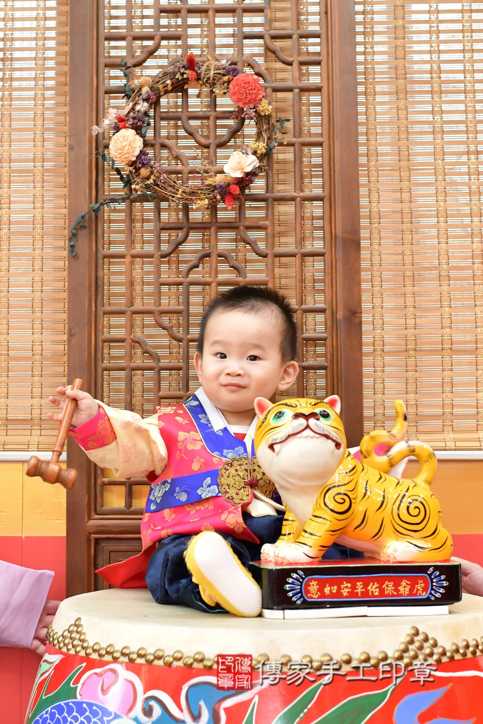 傳家手工印章桃園店、抓周、度脺、中國風會場、傳家嬰兒古禮、吉祥話、抓周道具物品24種、拍照。抓周證書。寶寶抓周、滿周歲、生日快樂、祝福