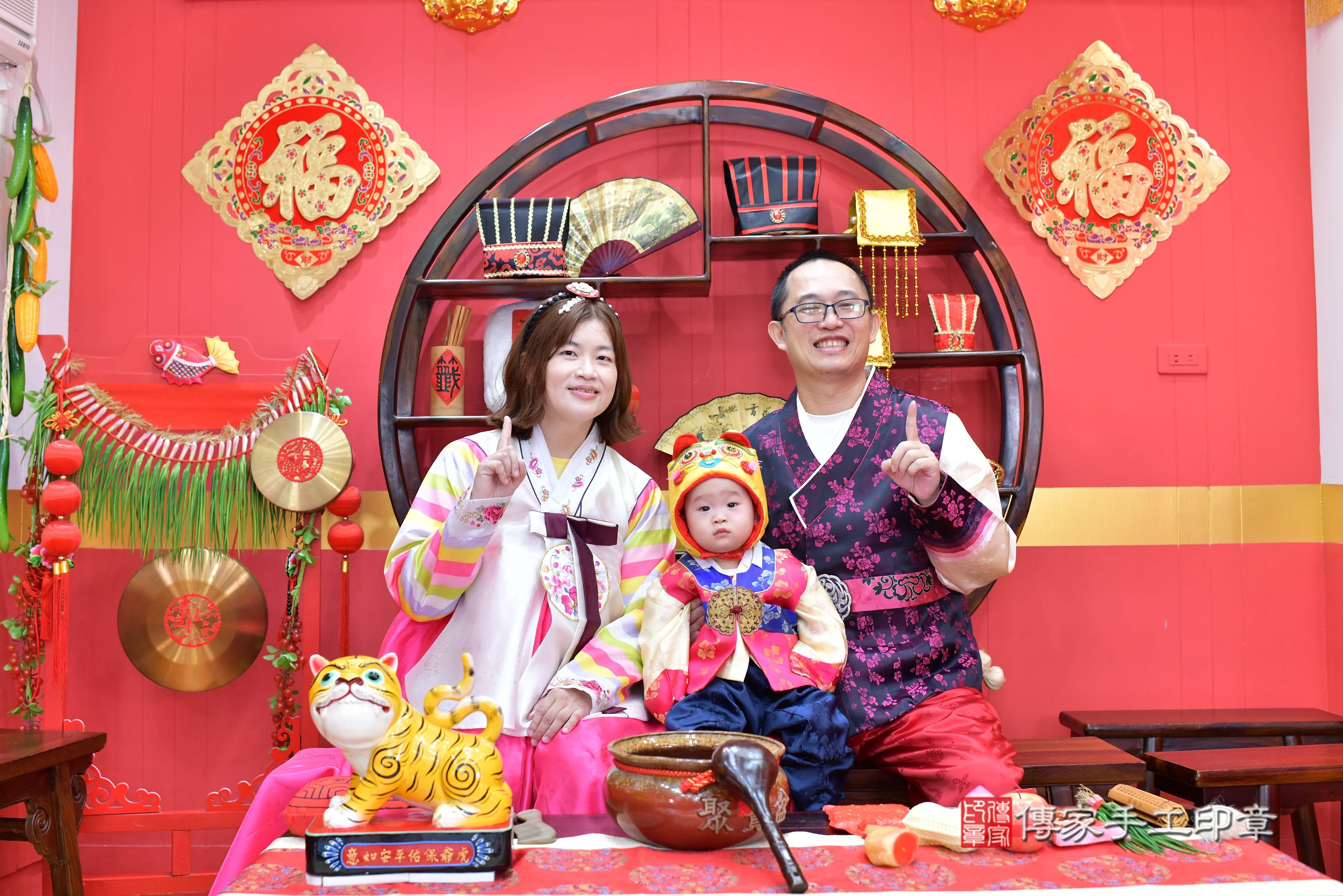 傳家手工印章桃園店、抓周、度脺、中國風會場、傳家嬰兒古禮、吉祥話、抓周道具物品24種、拍照。抓周證書。寶寶抓周、滿周歲、生日快樂、祝福